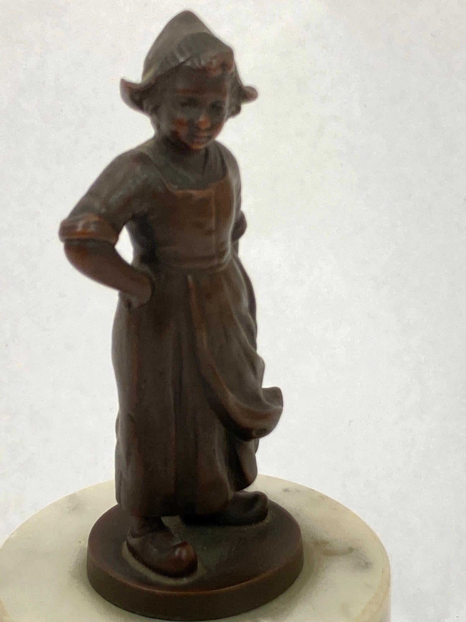 Bronze viennois ancien représentant une jeune fille hollandaise Circa 1920 Style Johann Pilar Bon état - En vente à North Hollywood, CA