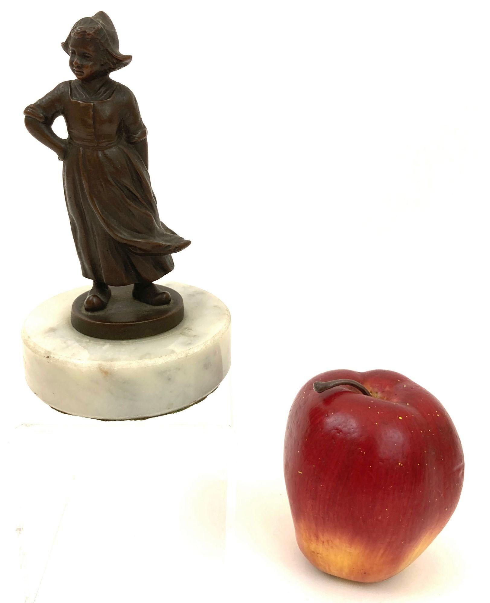 20ième siècle Bronze viennois ancien représentant une jeune fille hollandaise Circa 1920 Style Johann Pilar en vente