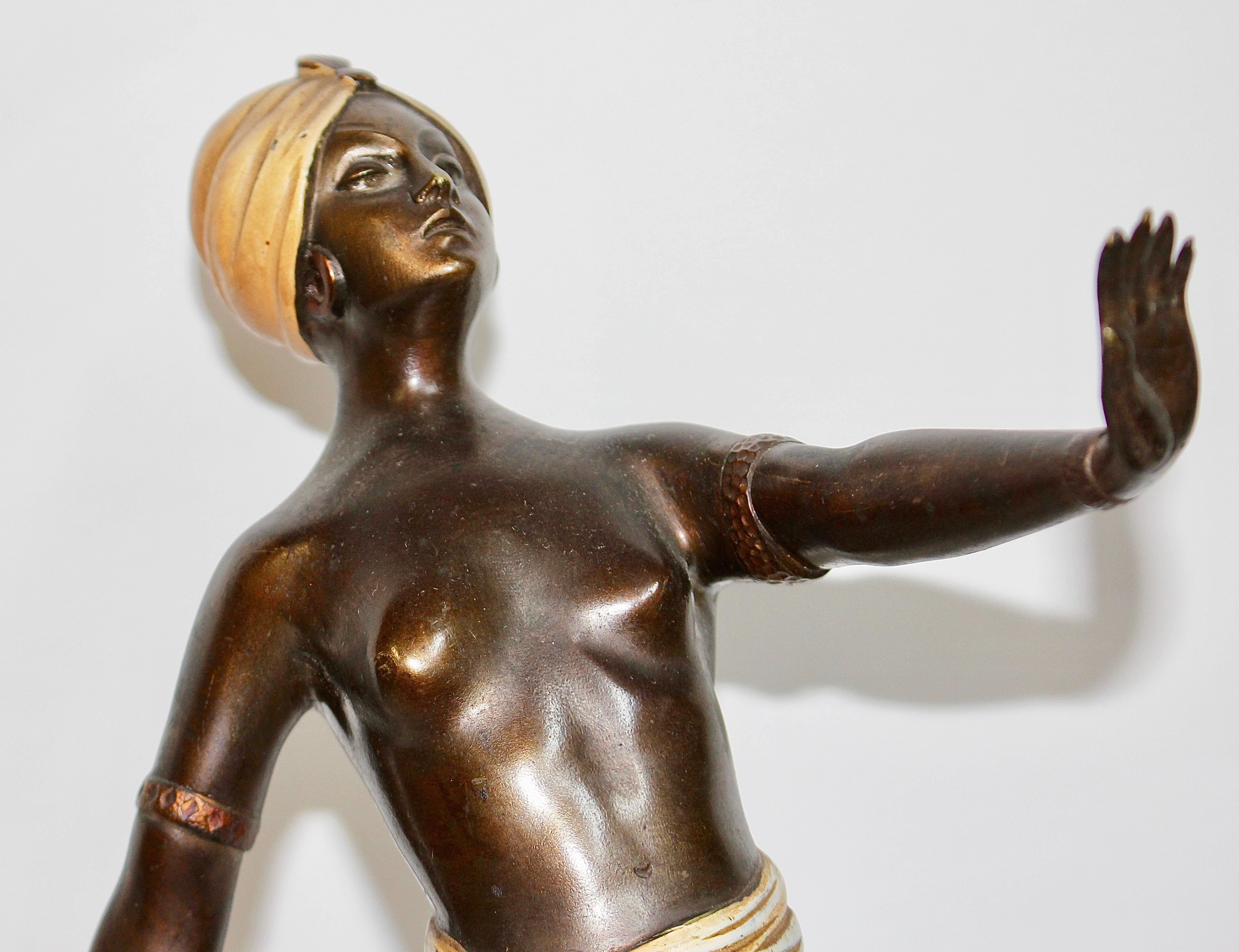 Antike Wiener Bronzeskulptur. Orientalische Nackttänzerin.

Bezaubernde und dekorative antike Bronzeskulptur.
Bemalte Bronze auf Marmorsockel.
Sehr detaillierte Qualität und Bemalung.