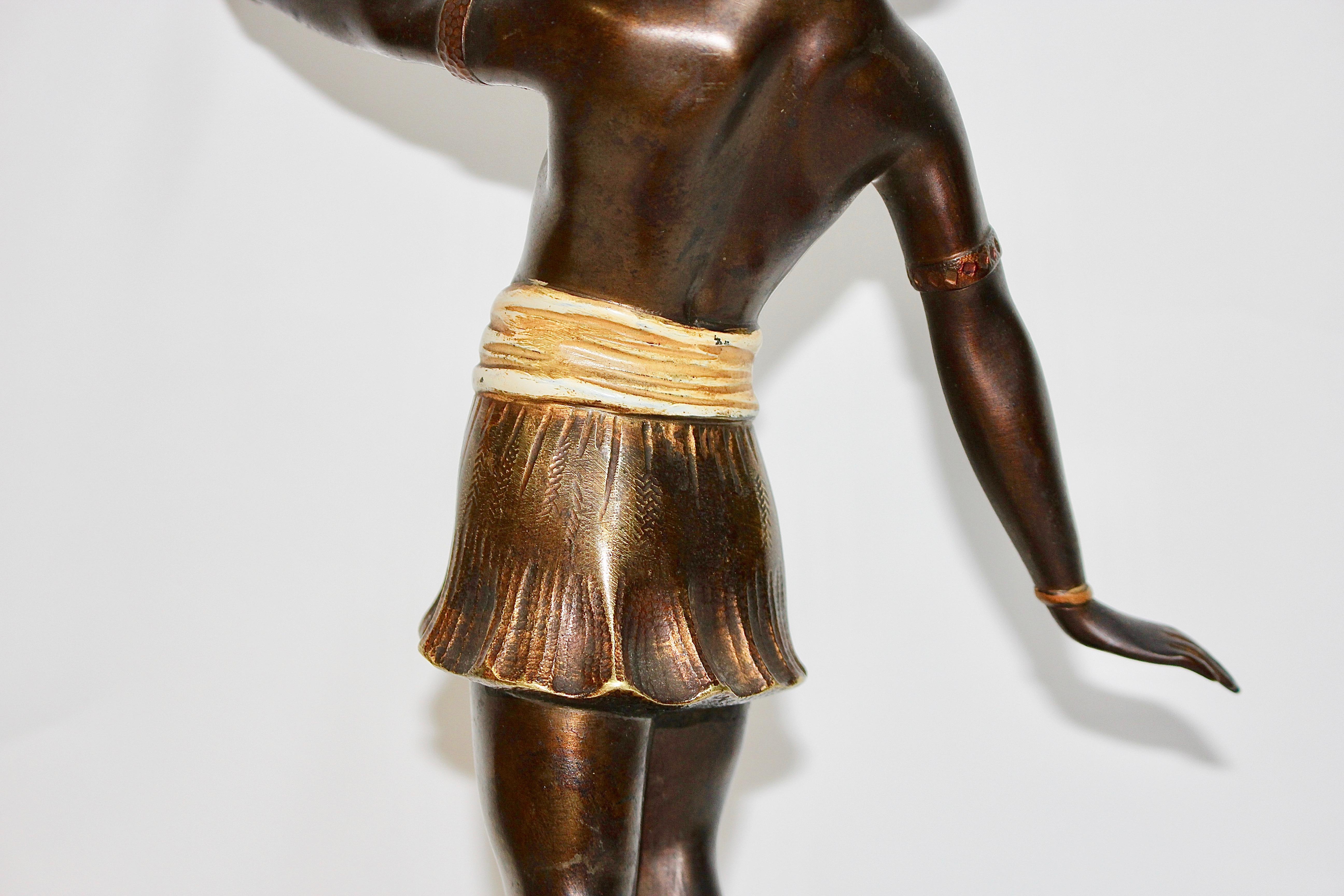 Bronze Sculpture viennoise ancienne, danseuse orientale nue, danse de cloche en vente