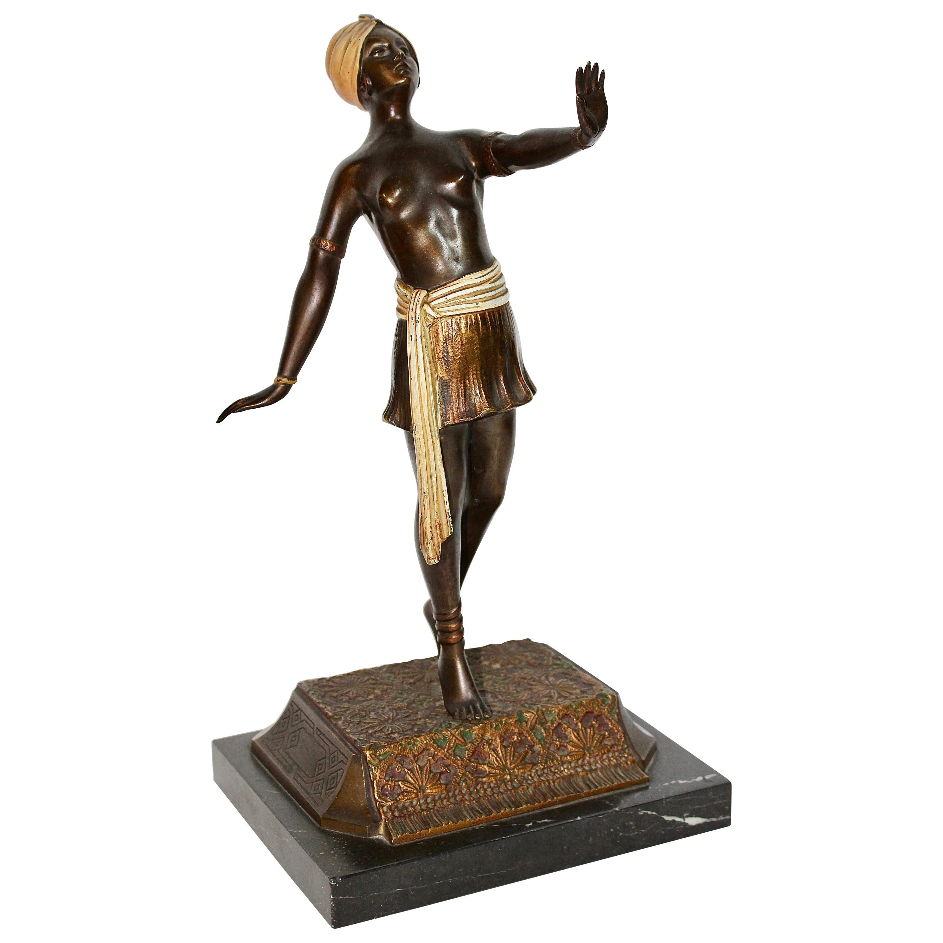 Sculpture viennoise ancienne, danseuse orientale nue, danse de cloche en vente