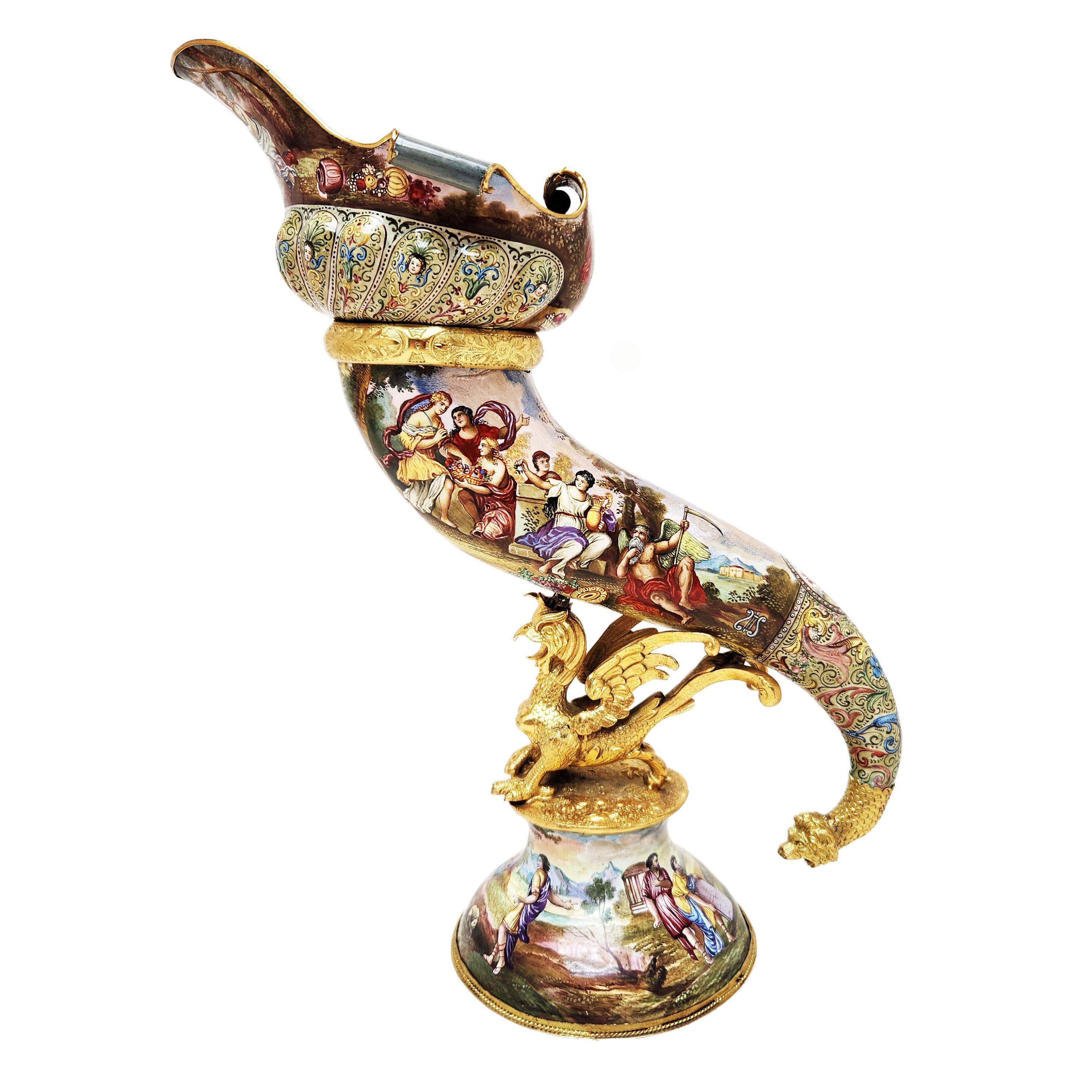 Un magnifico vaso antico in smalto viennese a forma di cornucopia  sostenuta da una figura di Grifone su un piedistallo. L'intero vaso Cornucopia è ricoperto di smalto viennese riccamente colorato sia sulla superficie esterna che su quella interna.