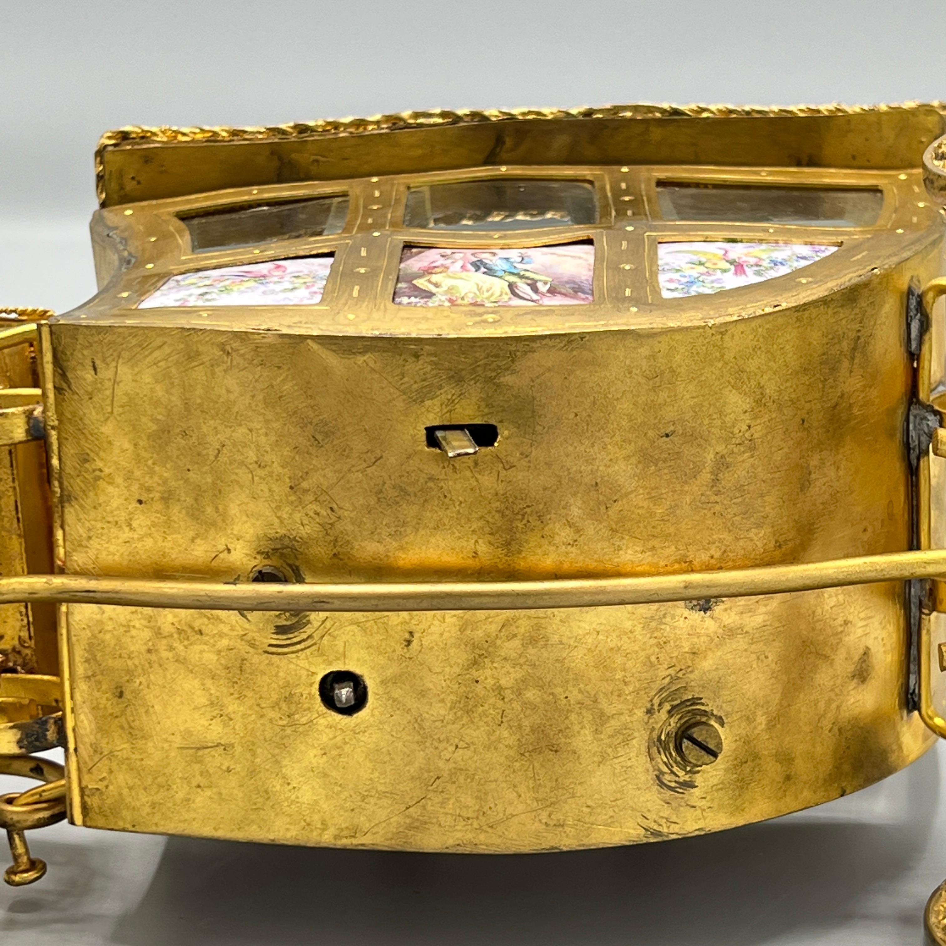 Antigua caja de música vienesa de bronce esmaltado en forma de carrige 5