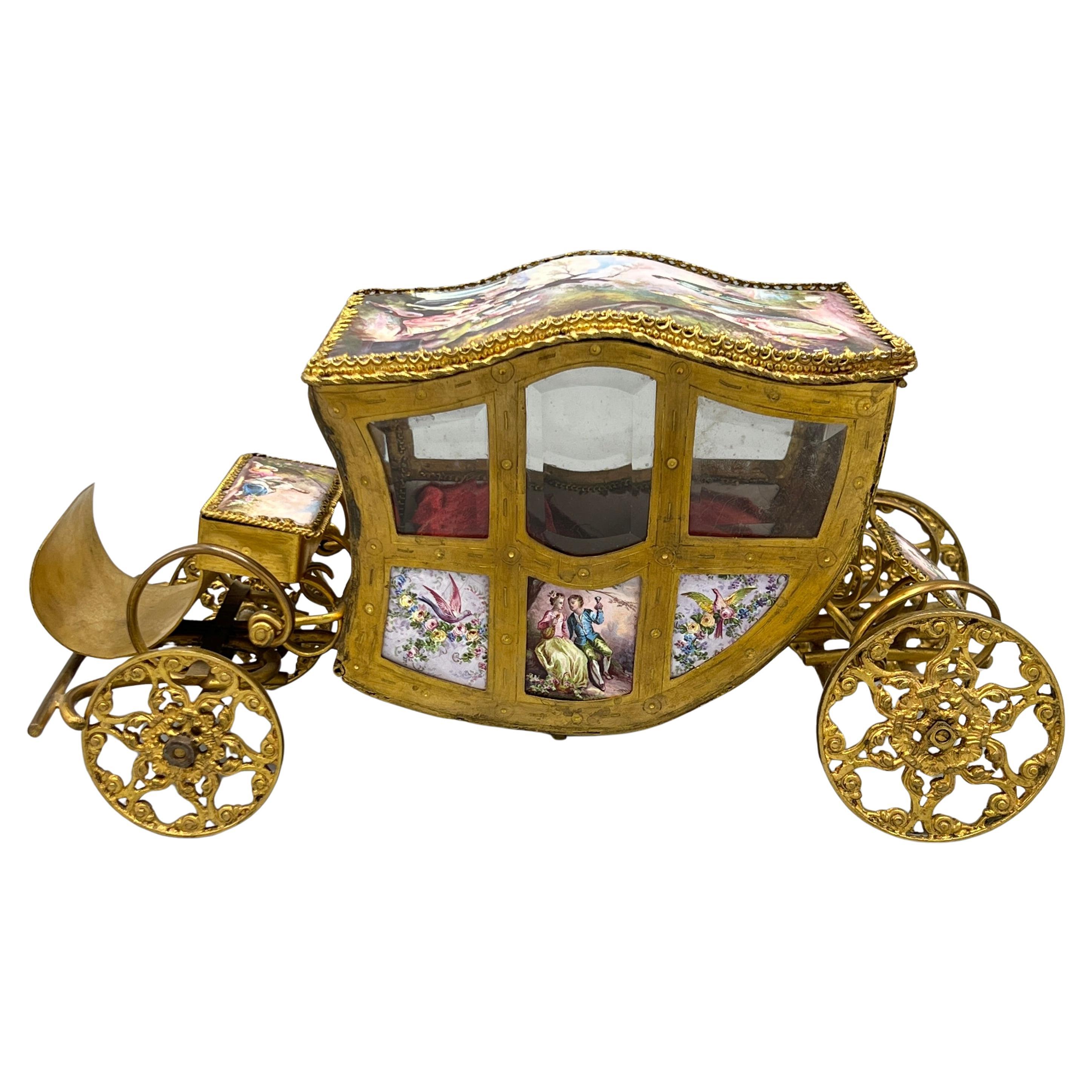 Antigua caja de música austriaca vienesa (finales del siglo XIX) en forma de lujoso carruaje de estilo rococó francés Luis XV, con numerosos paneles de esmalte finamente pintados que representan a amantes cortejándose en ambientes pastorales.  11