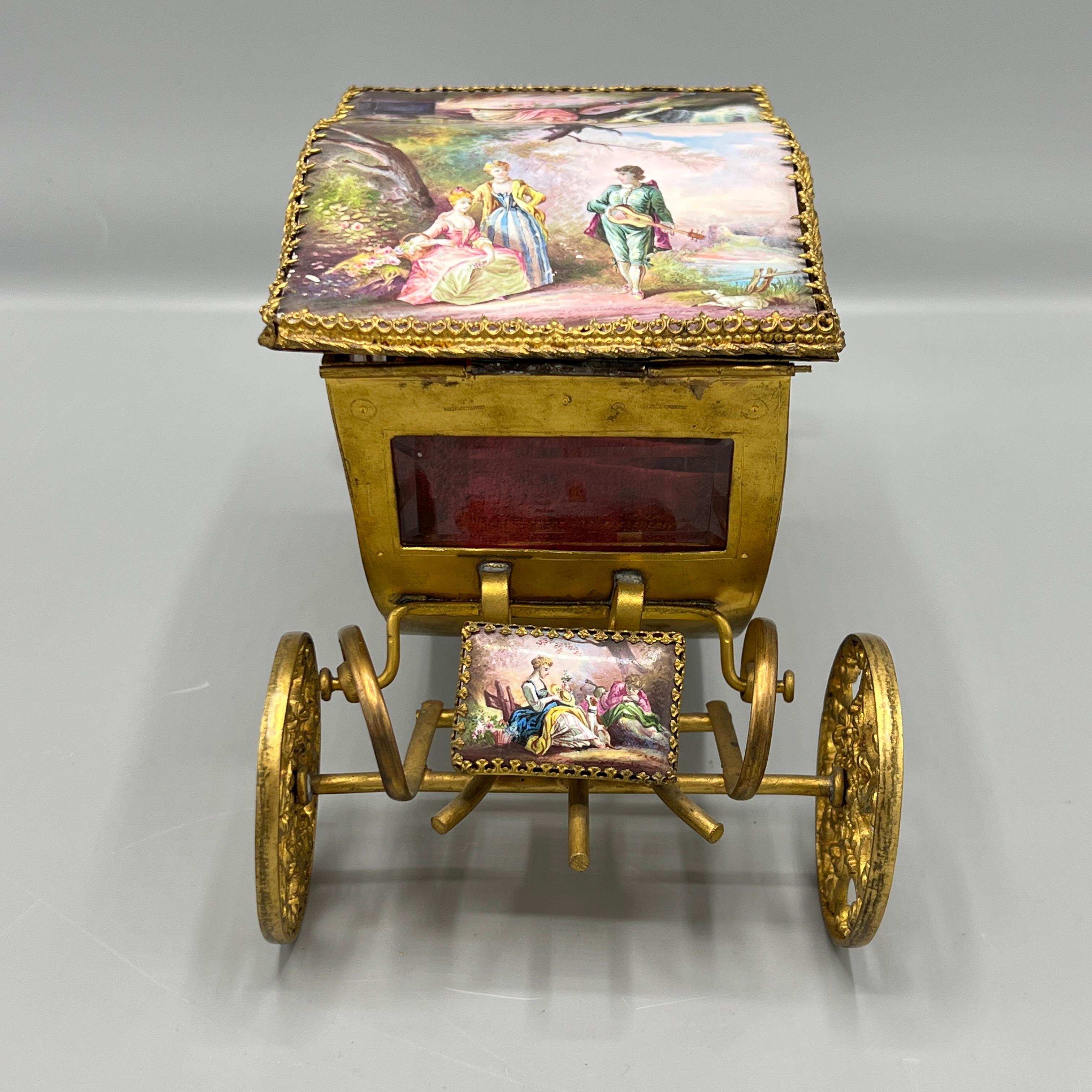 Antigua caja de música vienesa de bronce esmaltado en forma de carrige Luis XV