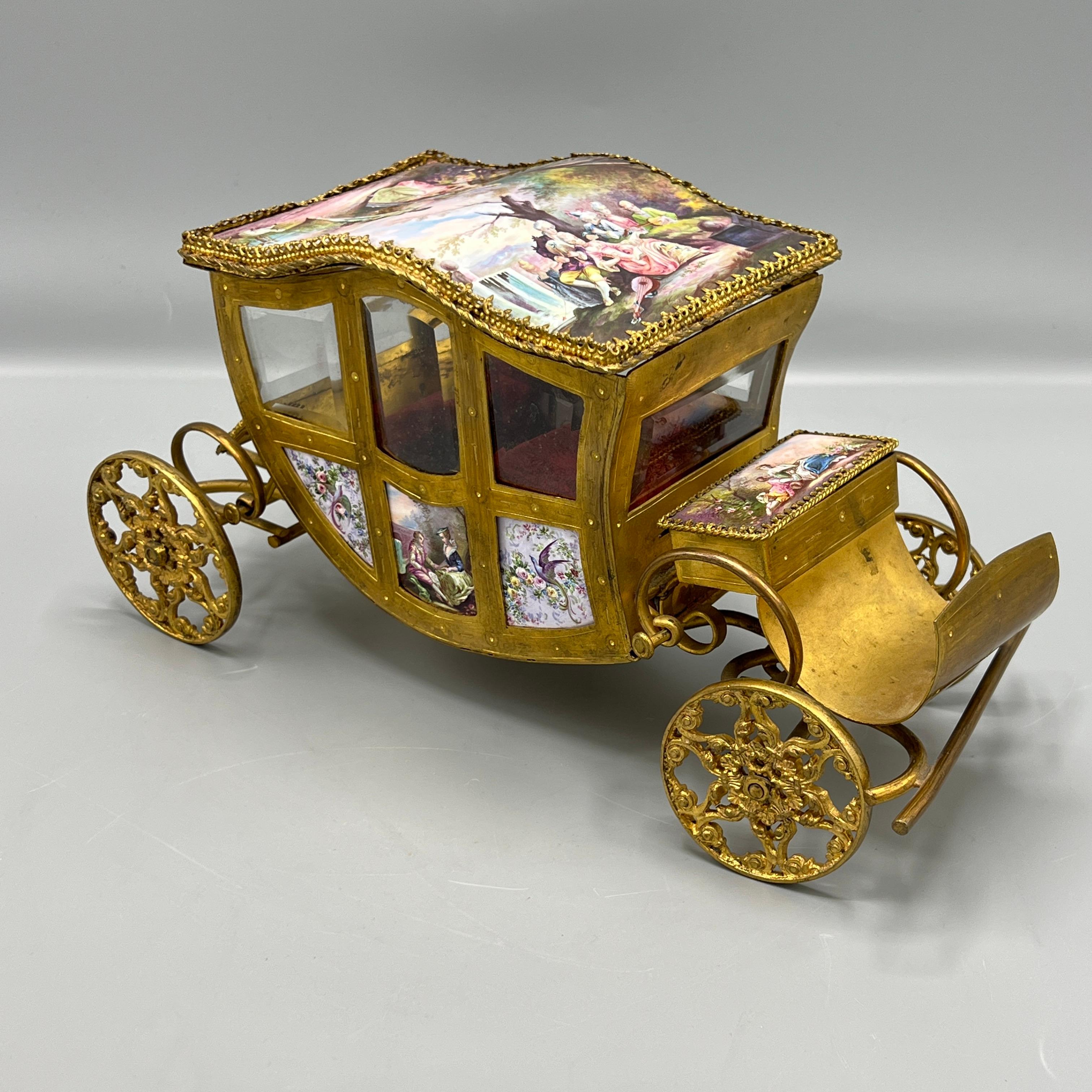 Antigua caja de música vienesa de bronce esmaltado en forma de carrige en Bueno Estado en New York, NY