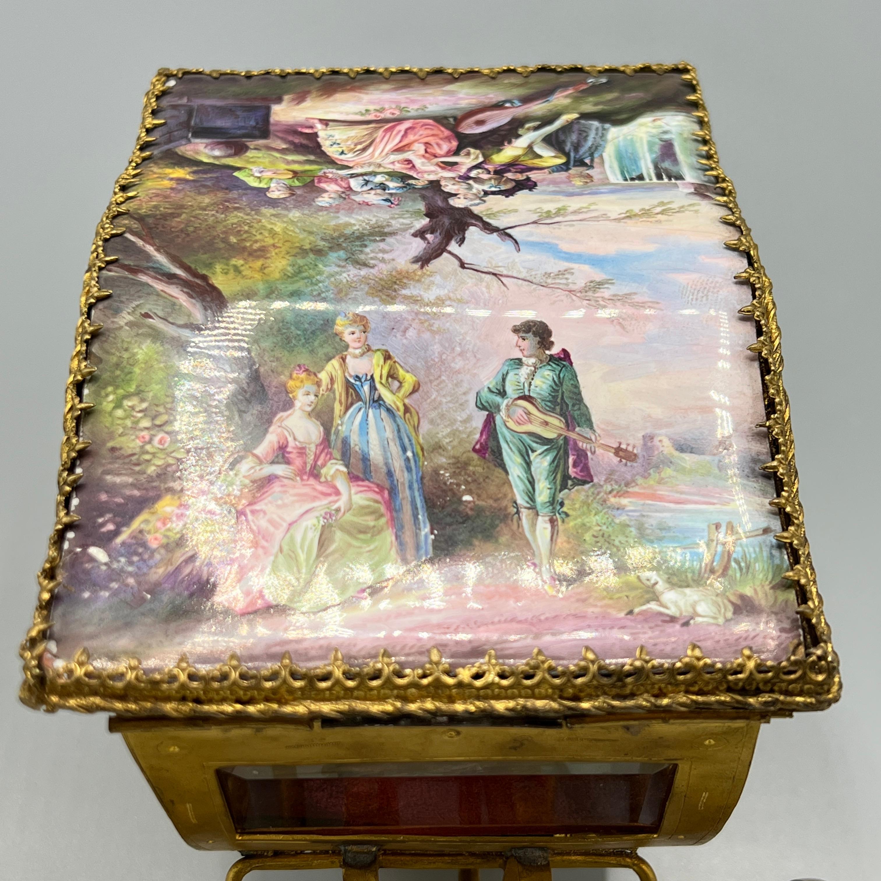 Antigua caja de música vienesa de bronce esmaltado en forma de carrige 1