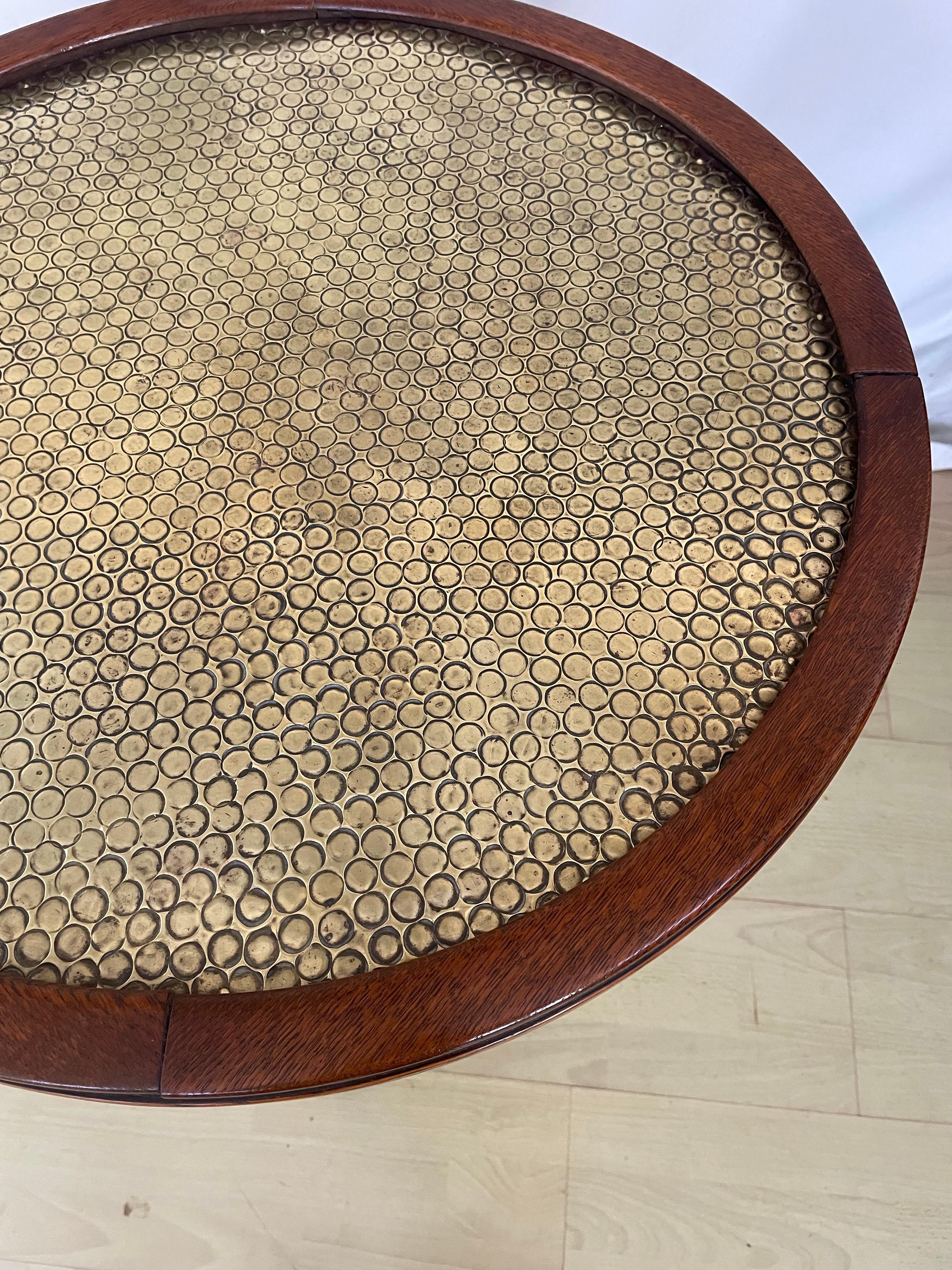 Antigua mesa auxiliar vienesa de roble y latón c1920s 6