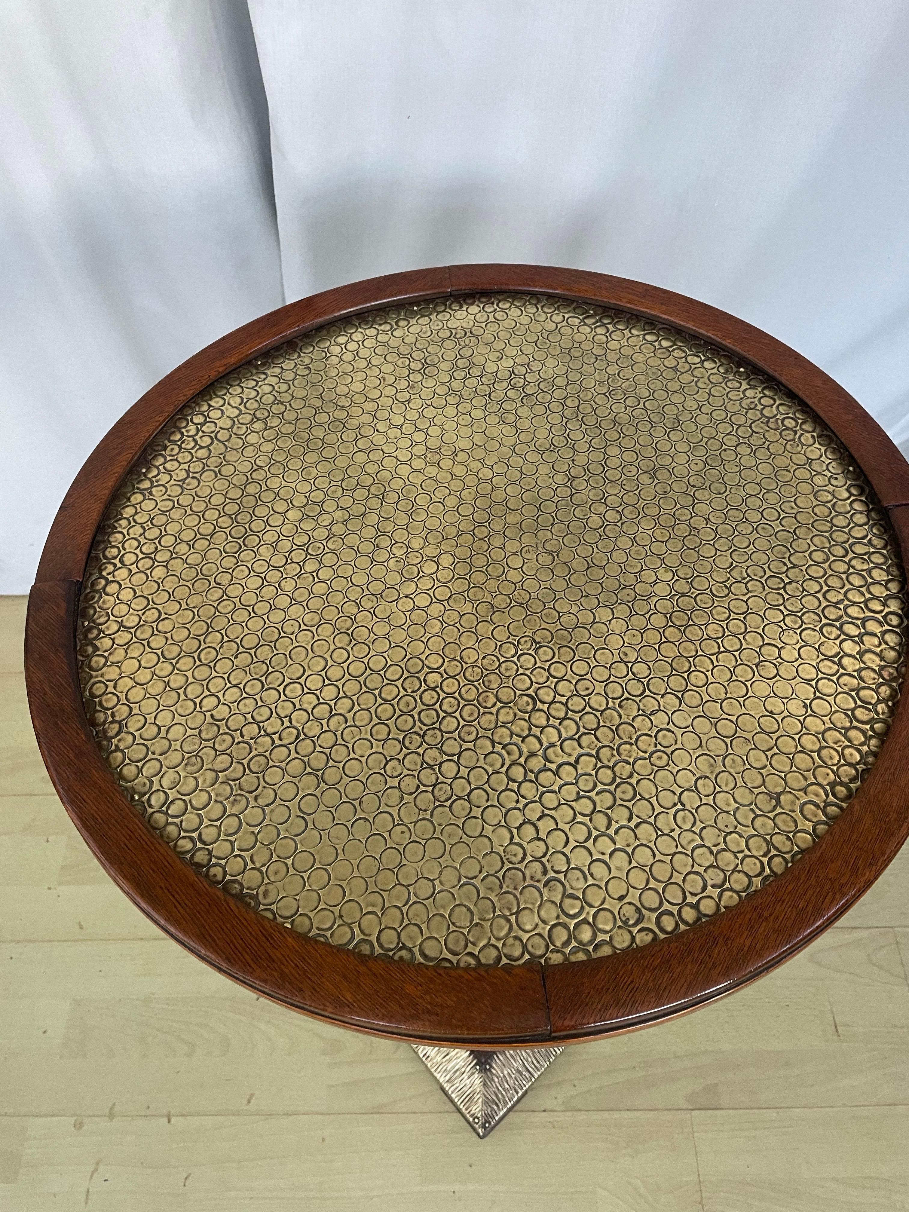 Antigua mesa auxiliar vienesa de roble y latón c1920s Austríaco