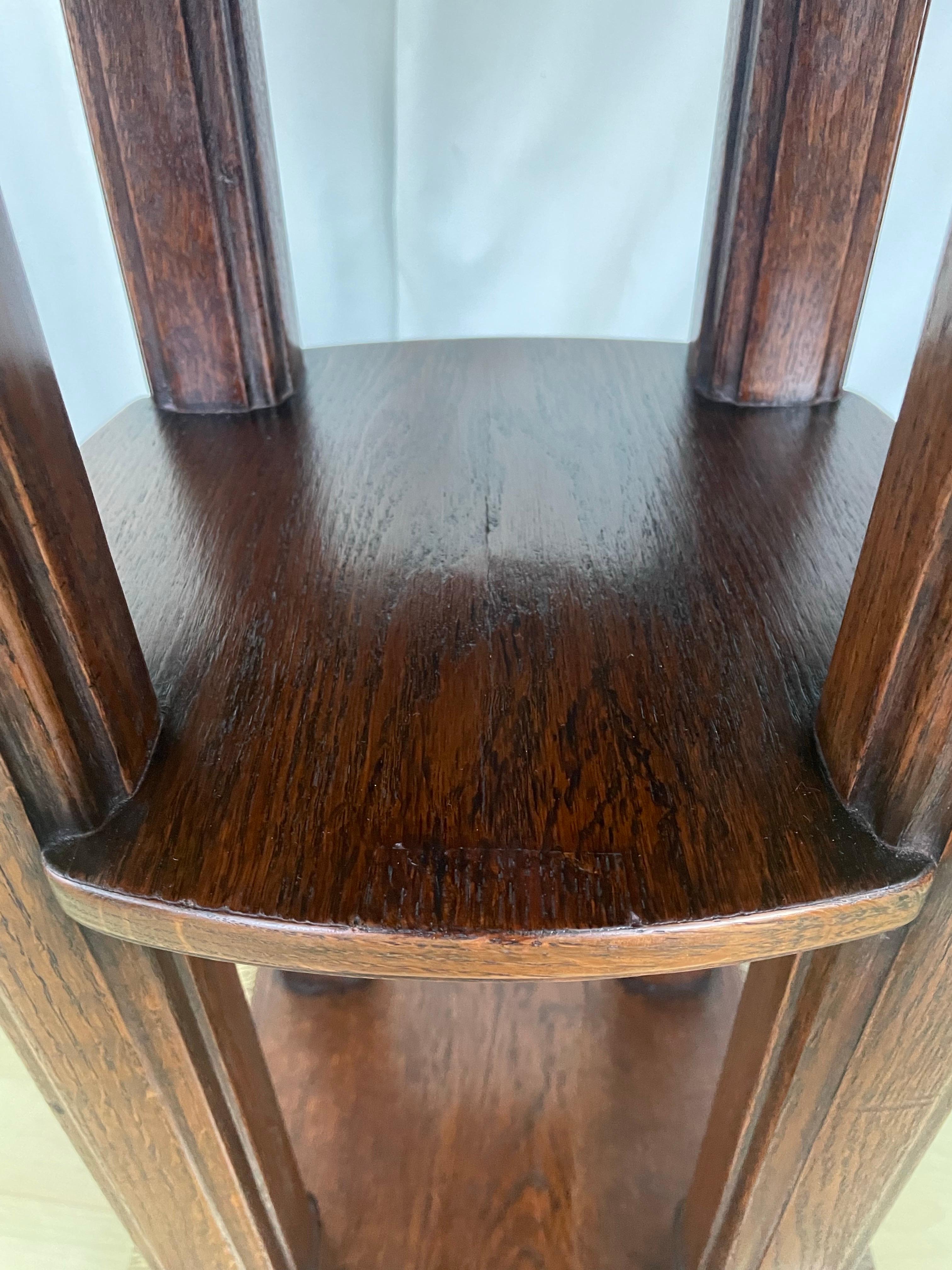 Antigua mesa auxiliar vienesa de roble y latón c1920s en Bueno Estado en High Peak, GB