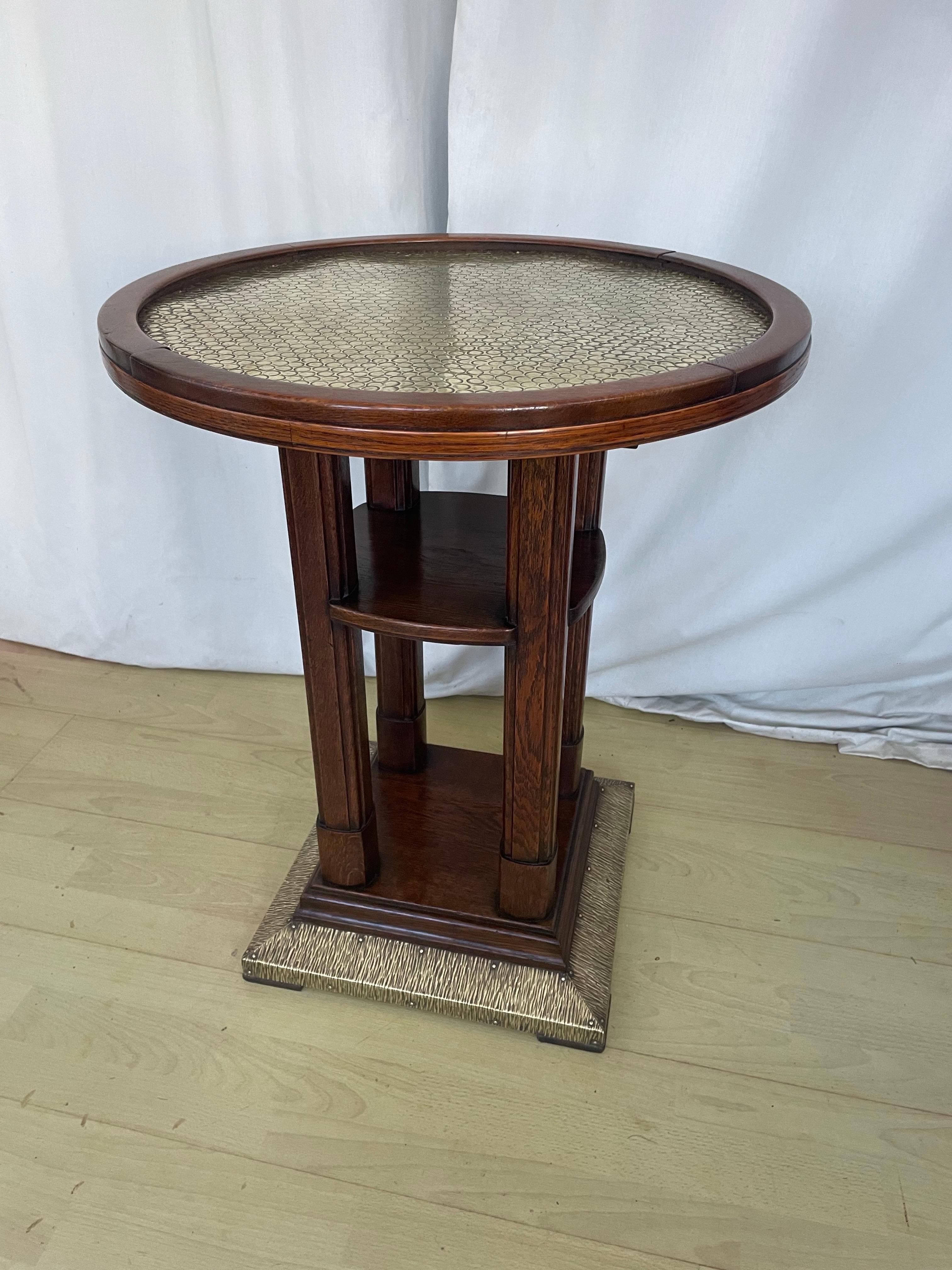 Antigua mesa auxiliar vienesa de roble y latón c1920s siglo XX