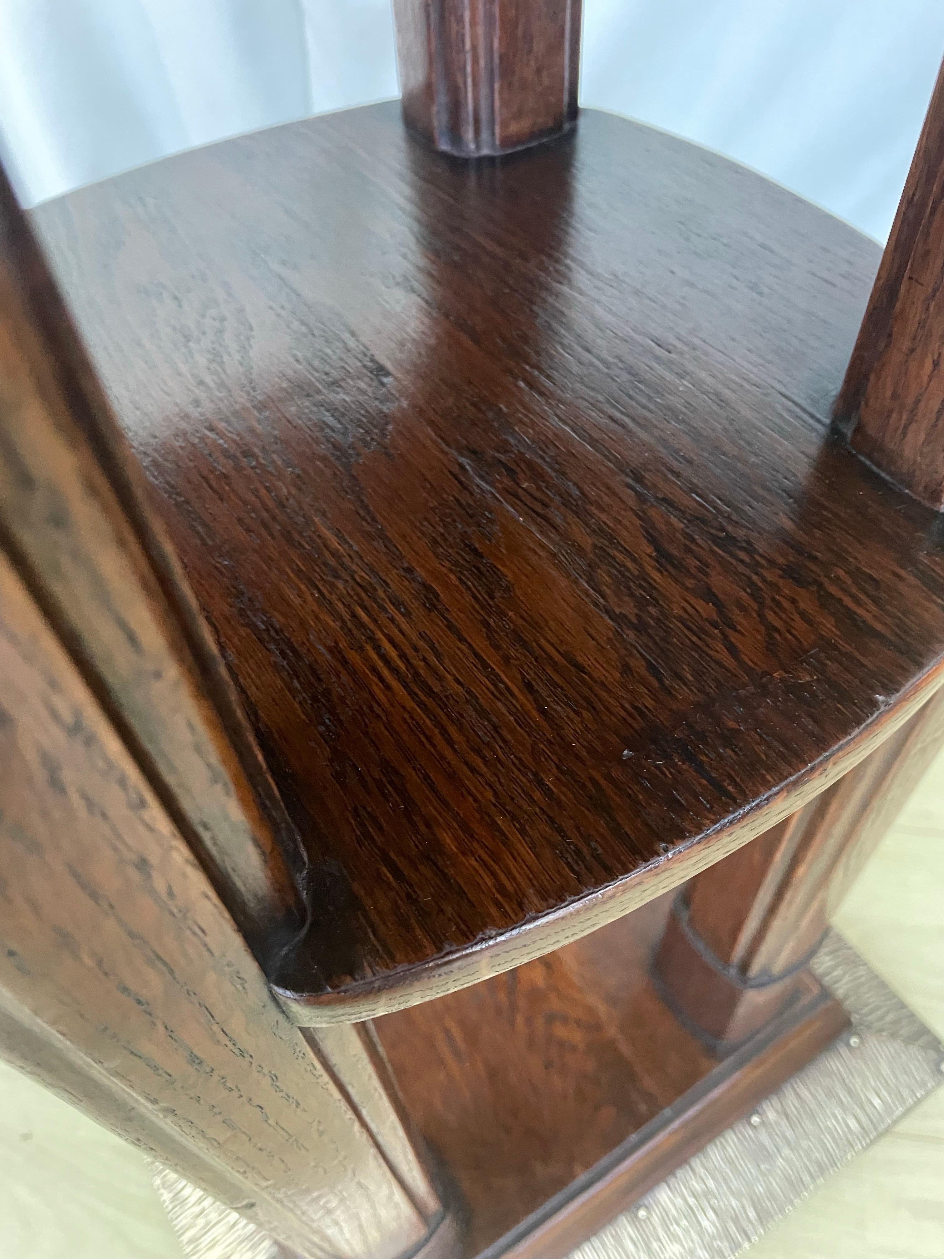 Antigua mesa auxiliar vienesa de roble y latón c1920s Roble