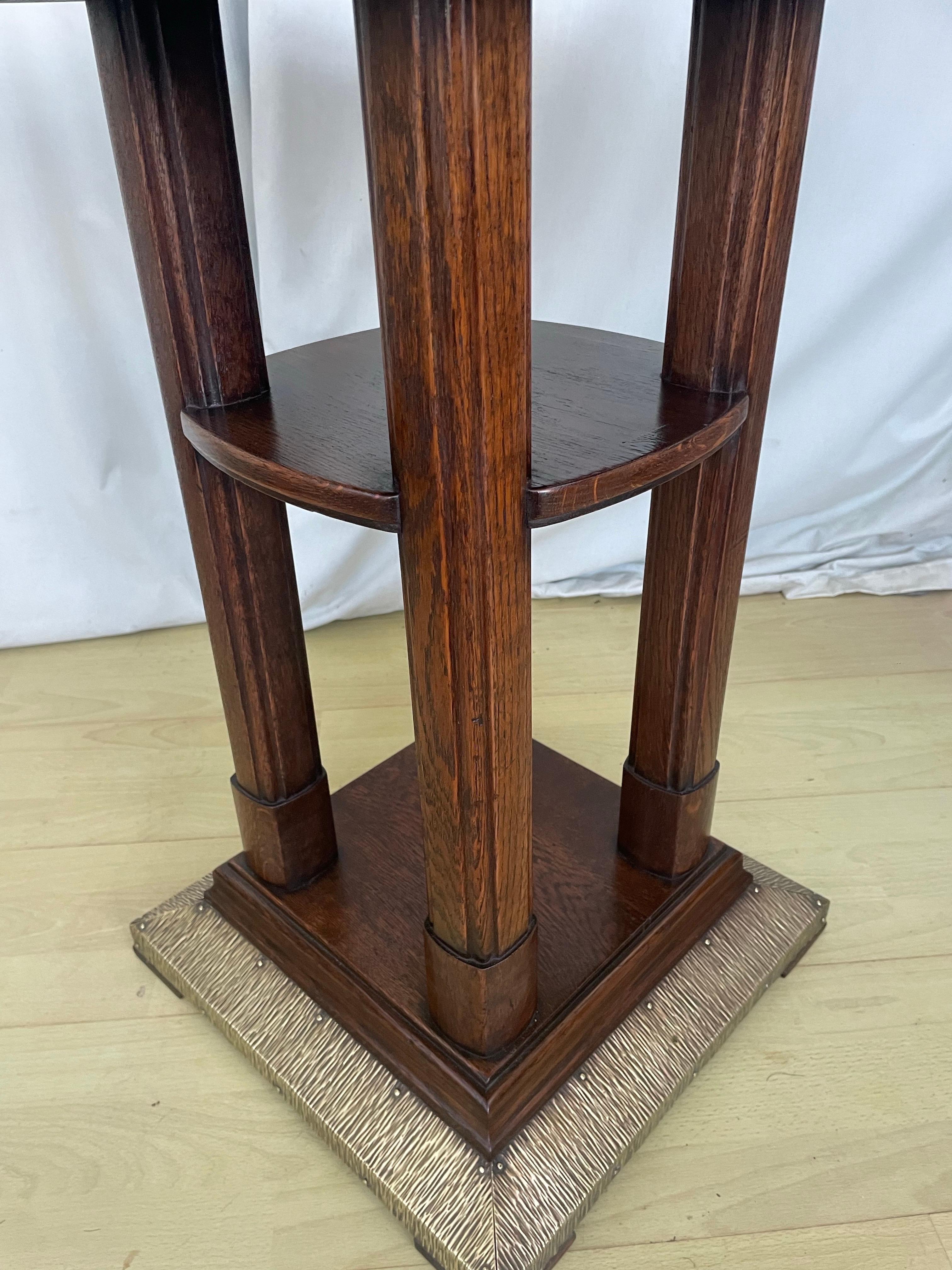 Antigua mesa auxiliar vienesa de roble y latón c1920s 1