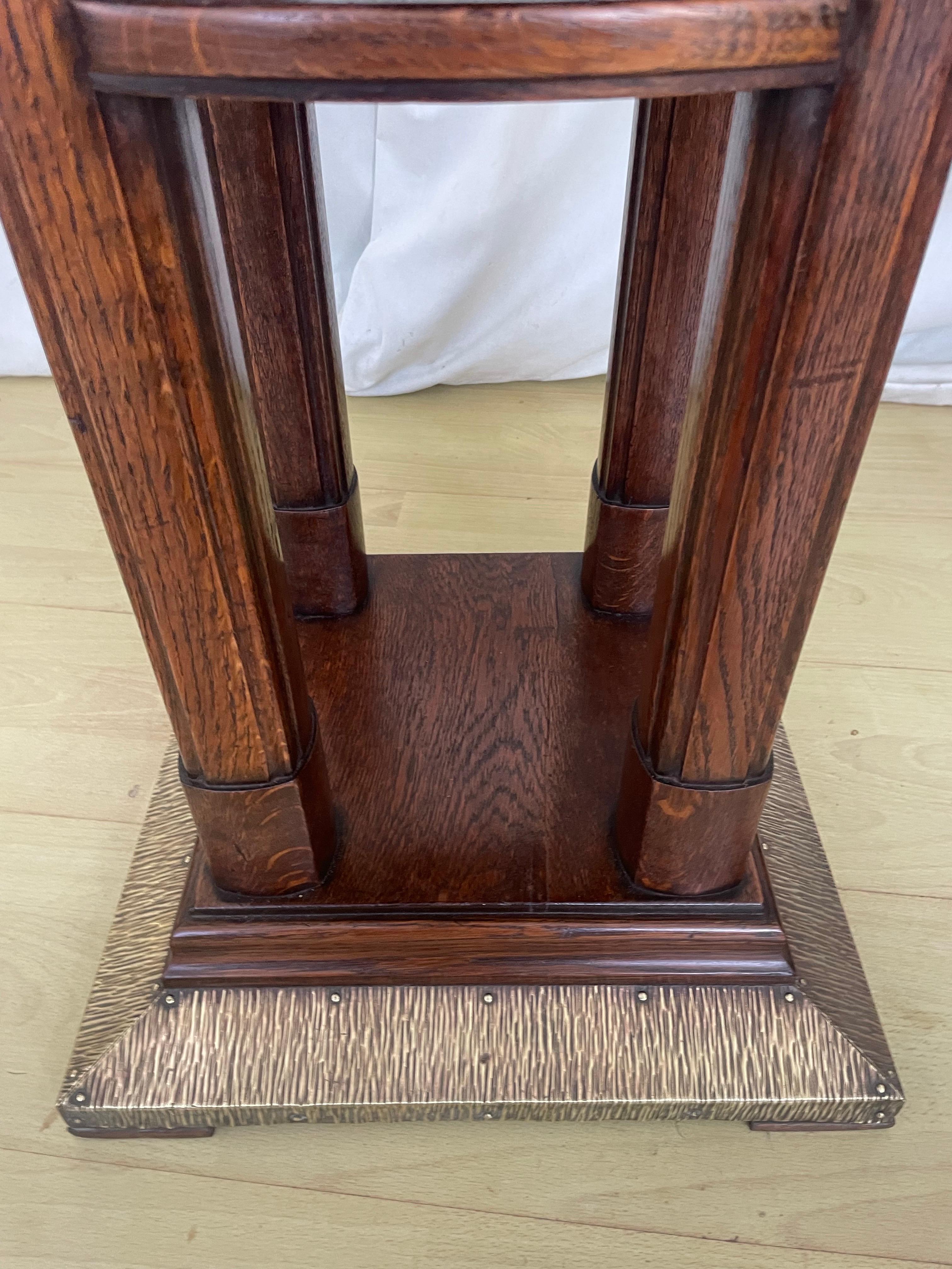 Antigua mesa auxiliar vienesa de roble y latón c1920s 2