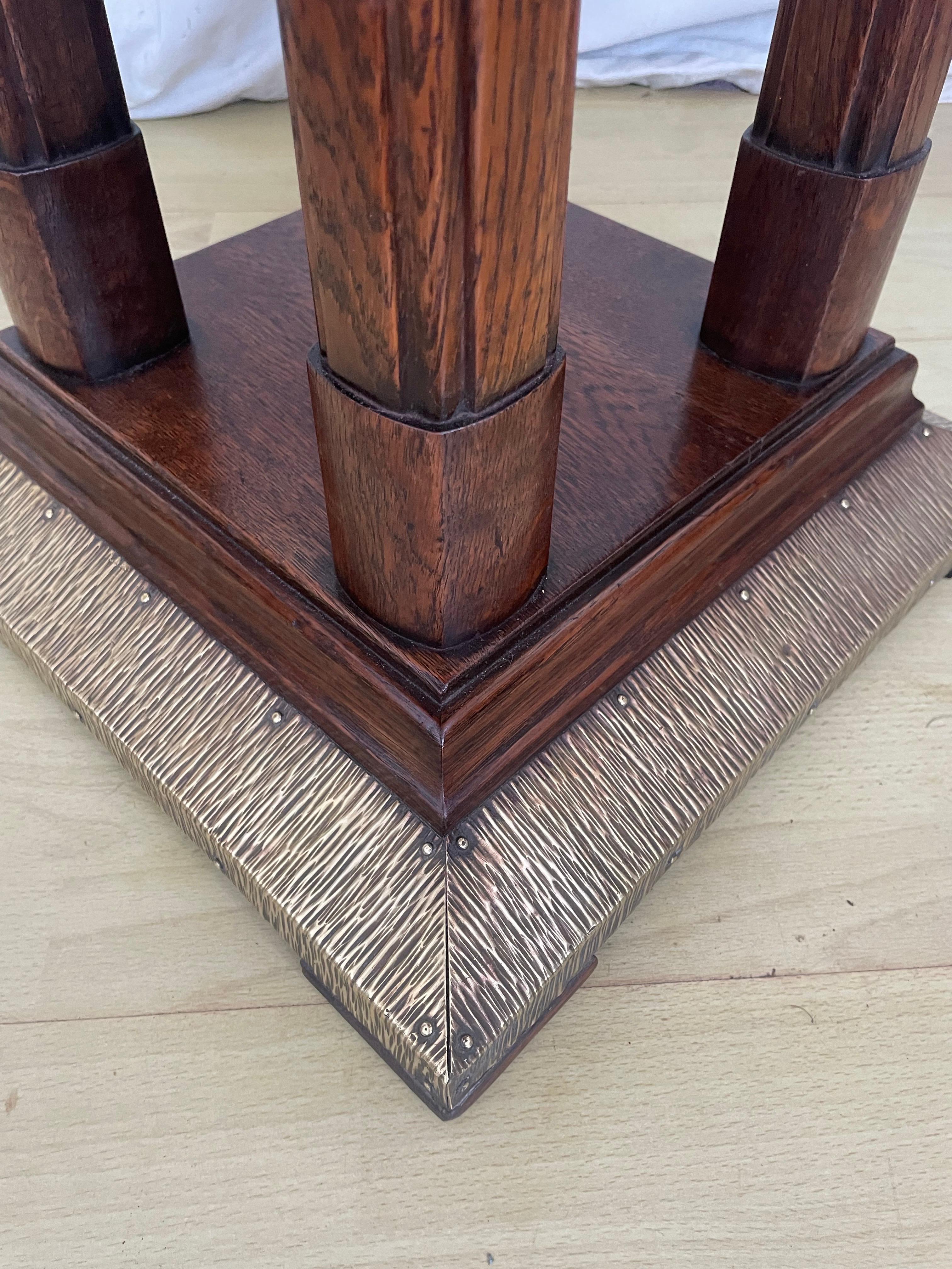 Antigua mesa auxiliar vienesa de roble y latón c1920s 3