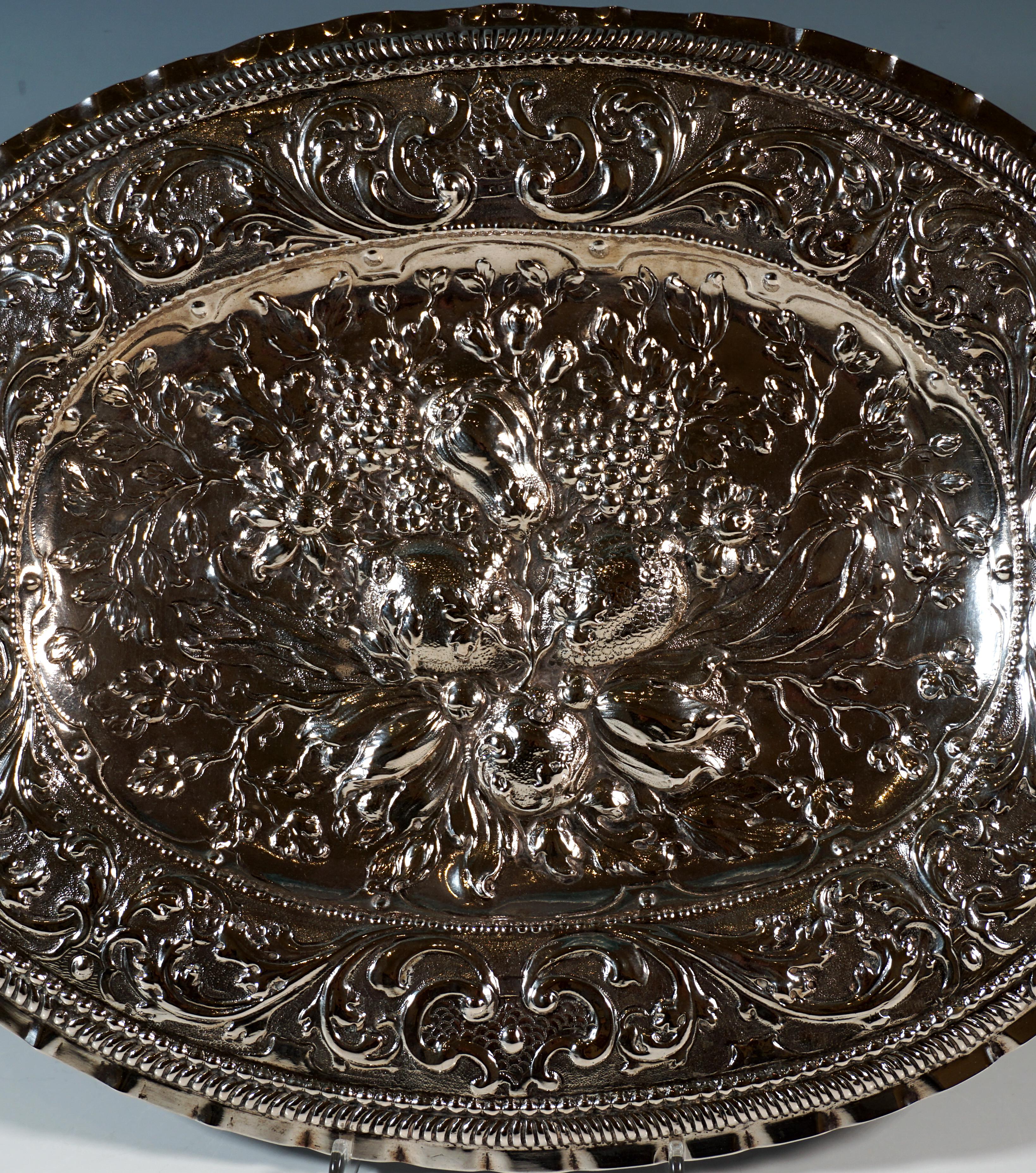 Barocco Antico piatto da esposizione barocco viennese in argento con decorazione a rilievo, Circa 1700 in vendita
