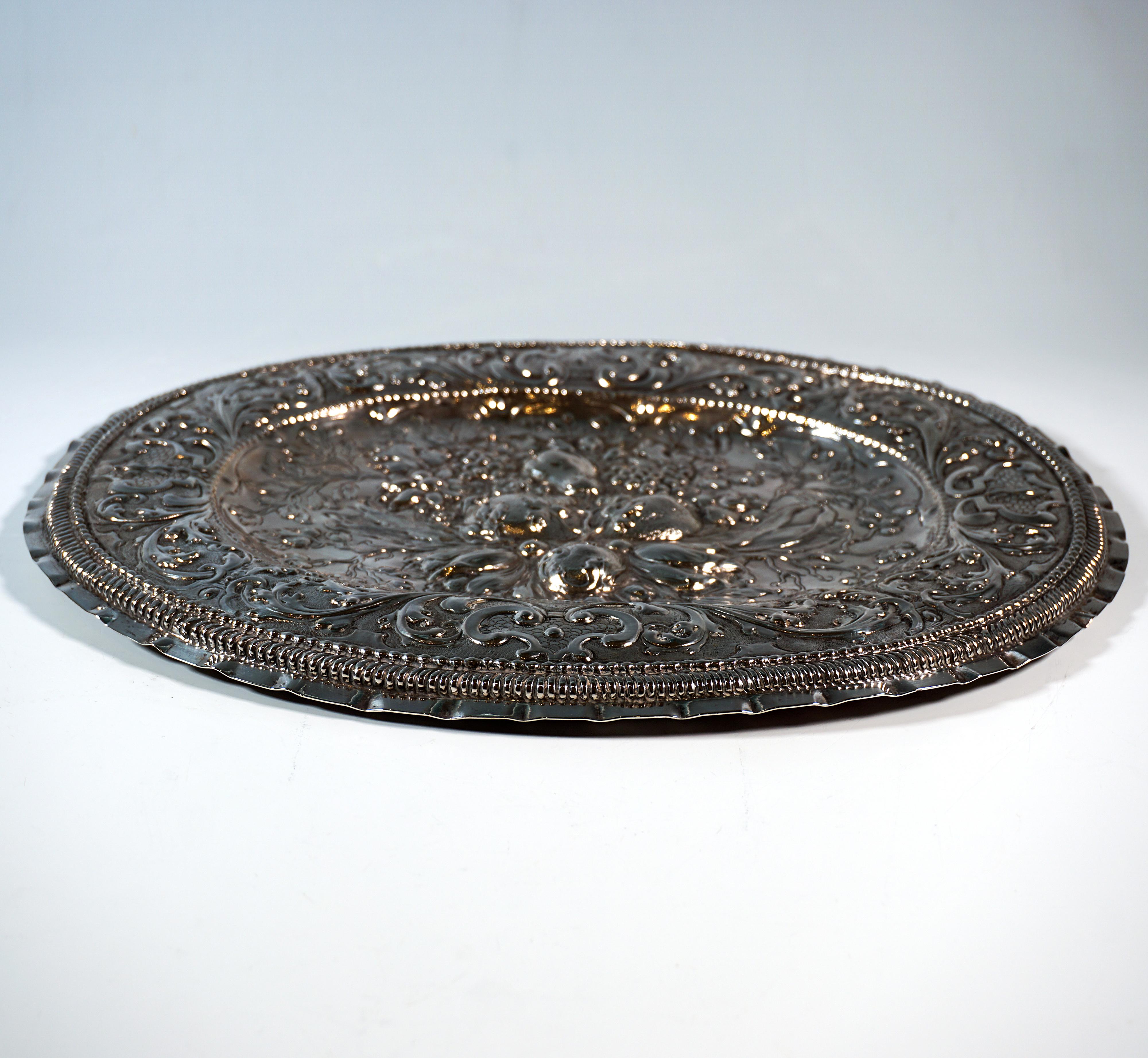 Austriaco Antico piatto da esposizione barocco viennese in argento con decorazione a rilievo, Circa 1700 in vendita