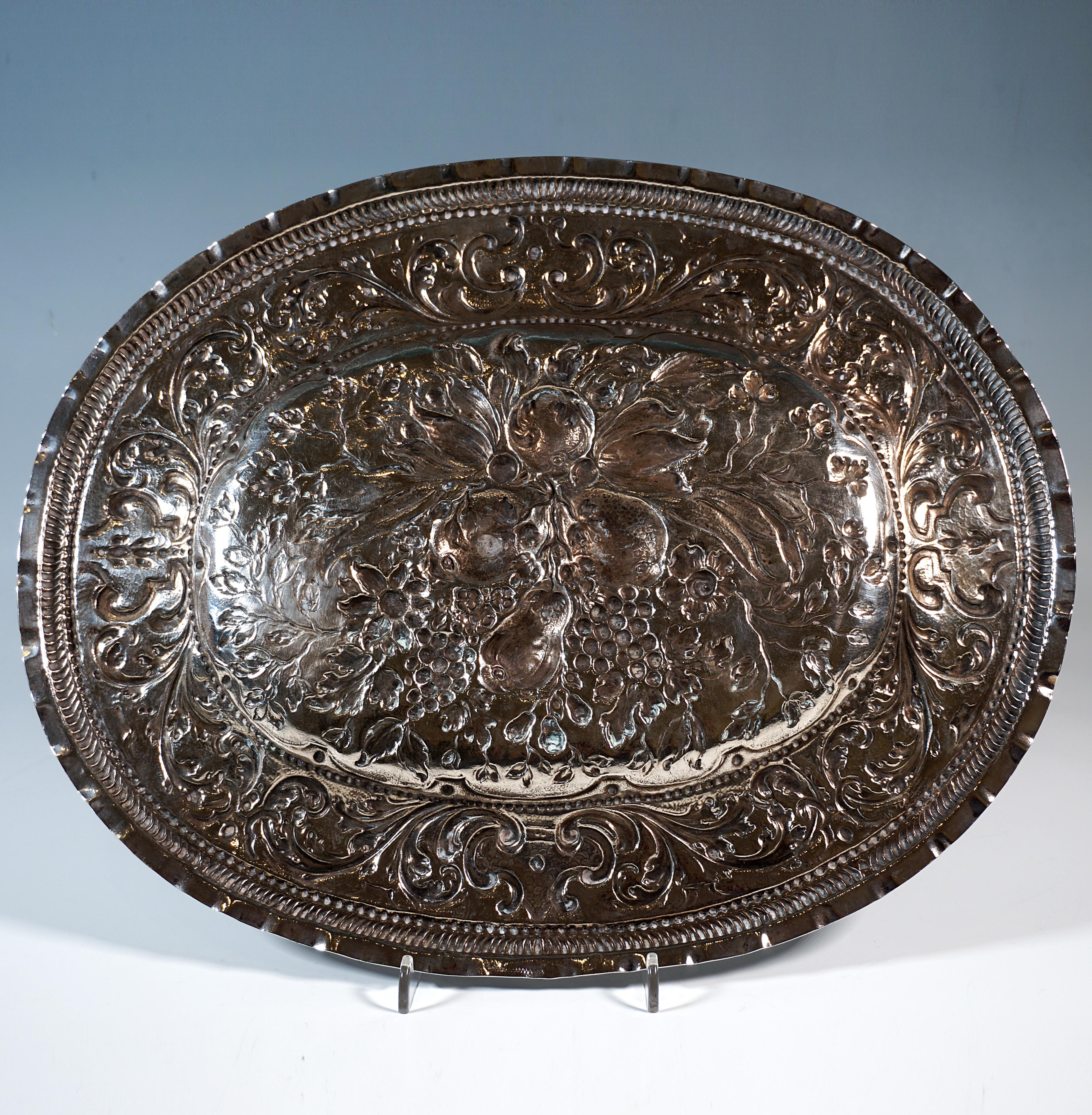 Fatto a mano Antico piatto da esposizione barocco viennese in argento con decorazione a rilievo, Circa 1700 in vendita