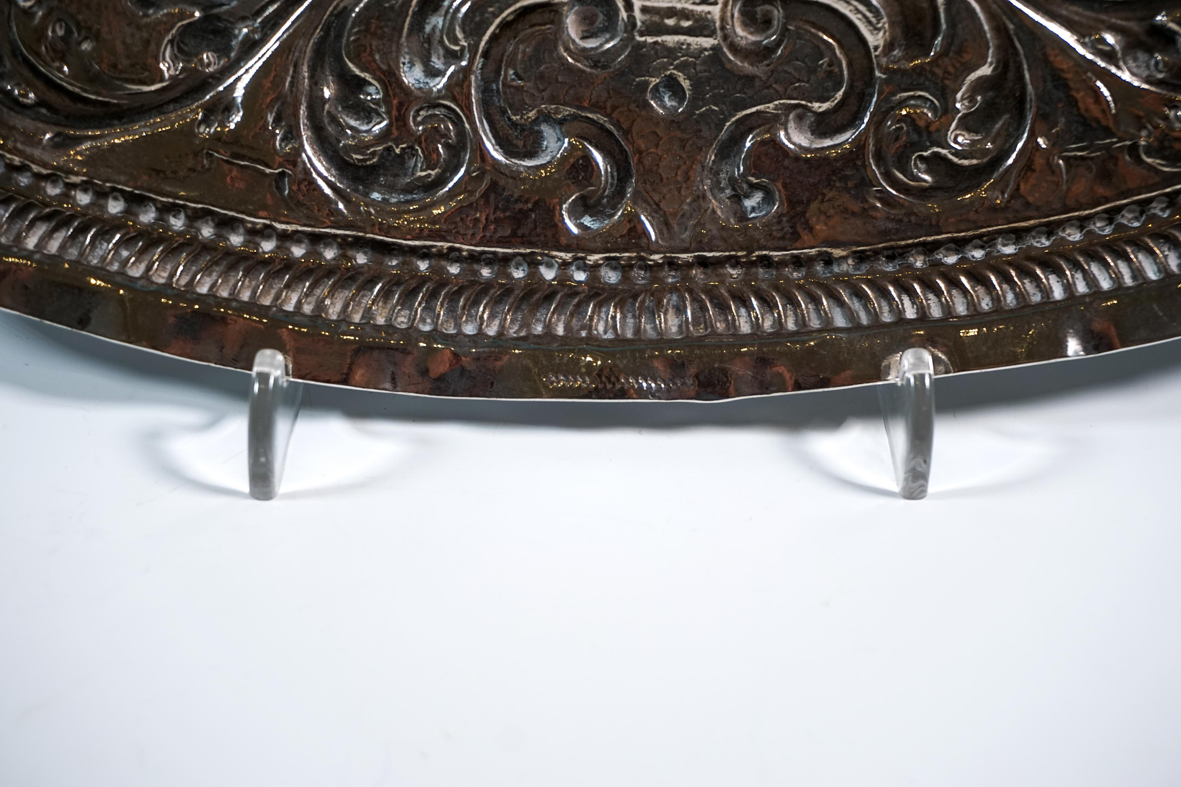 Antico piatto da esposizione barocco viennese in argento con decorazione a rilievo, Circa 1700 In condizioni buone in vendita a Vienna, AT