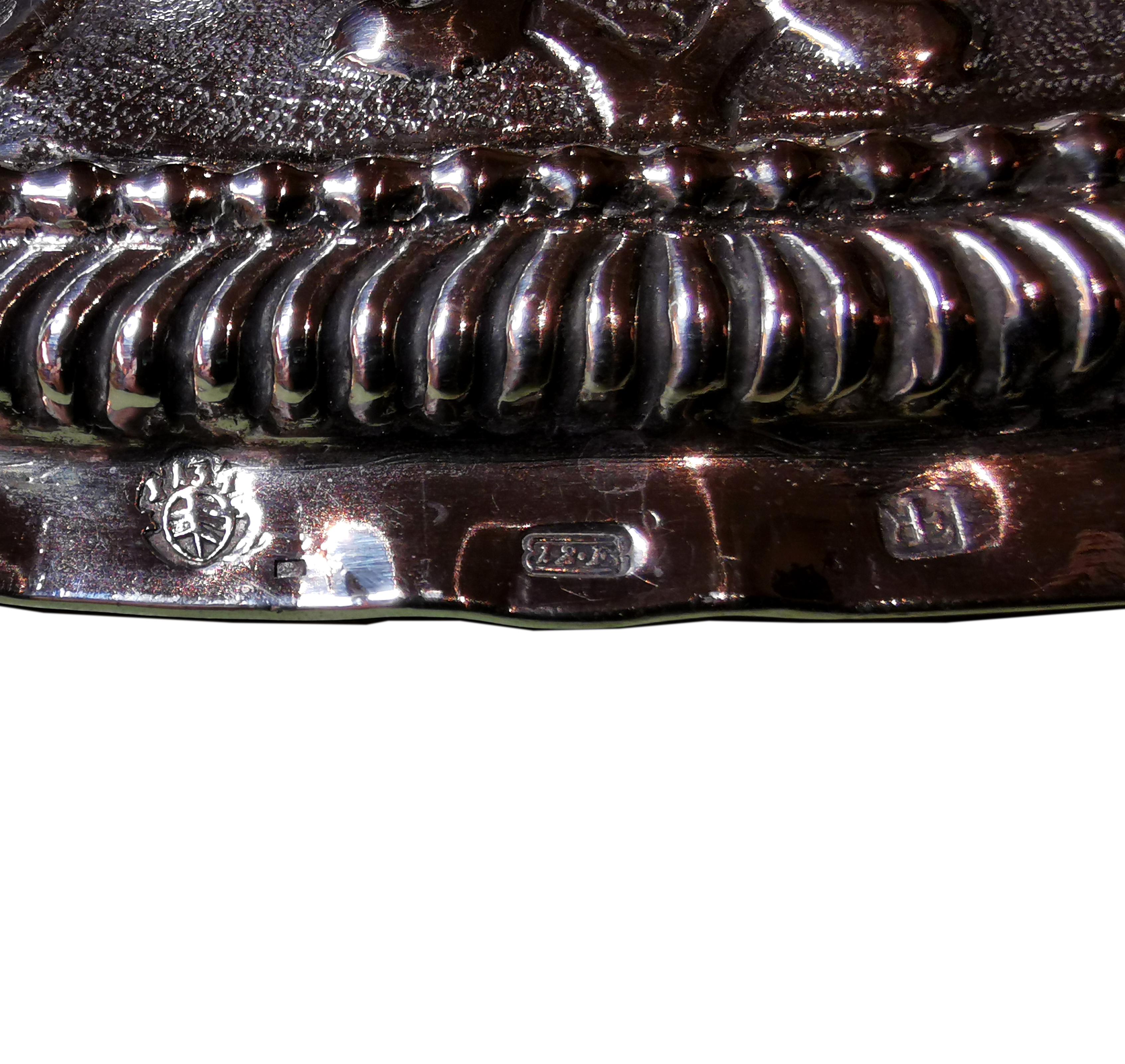 XVIII secolo Antico piatto da esposizione barocco viennese in argento con decorazione a rilievo, Circa 1700 in vendita