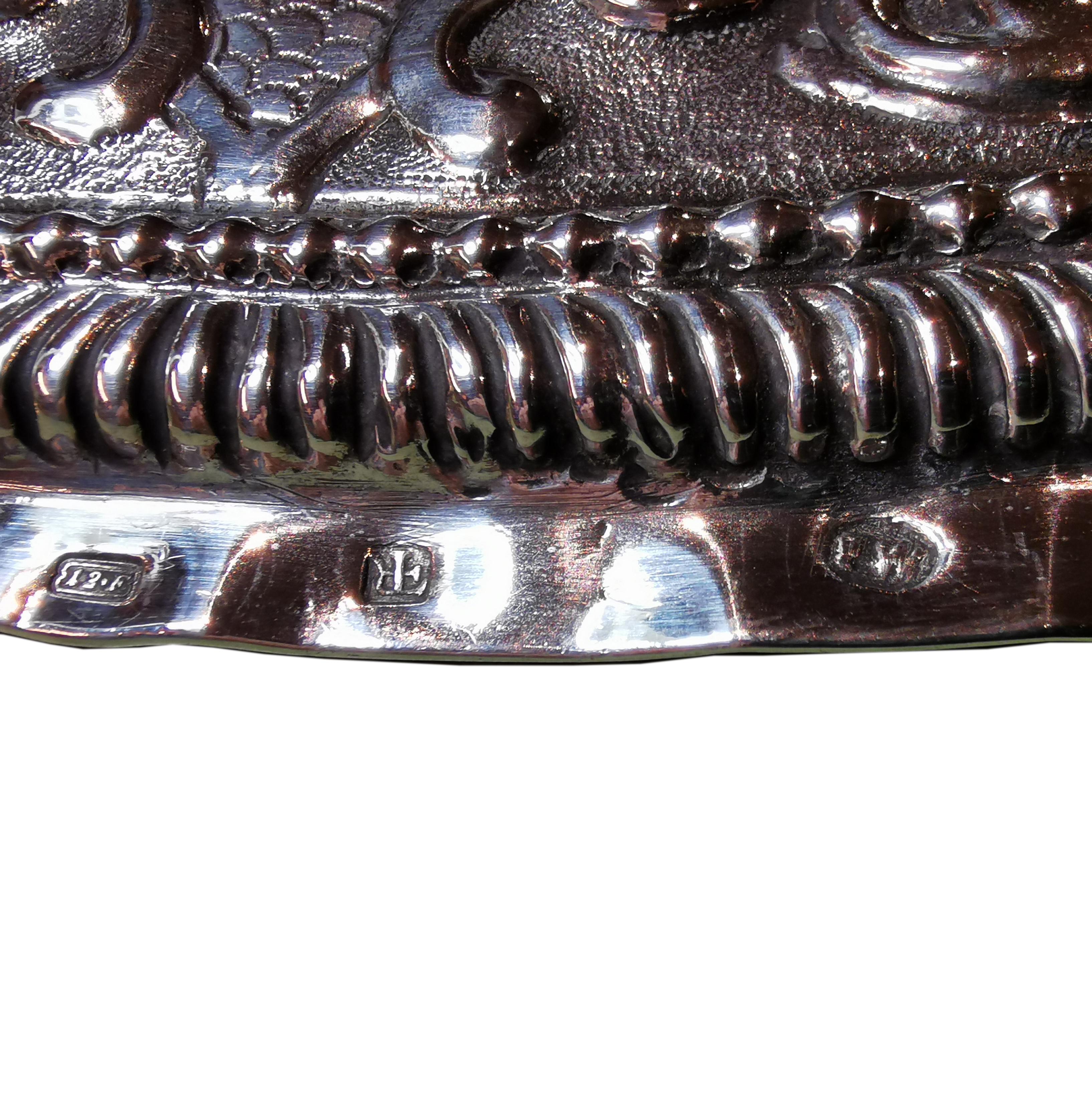 Argento Antico piatto da esposizione barocco viennese in argento con decorazione a rilievo, Circa 1700 in vendita