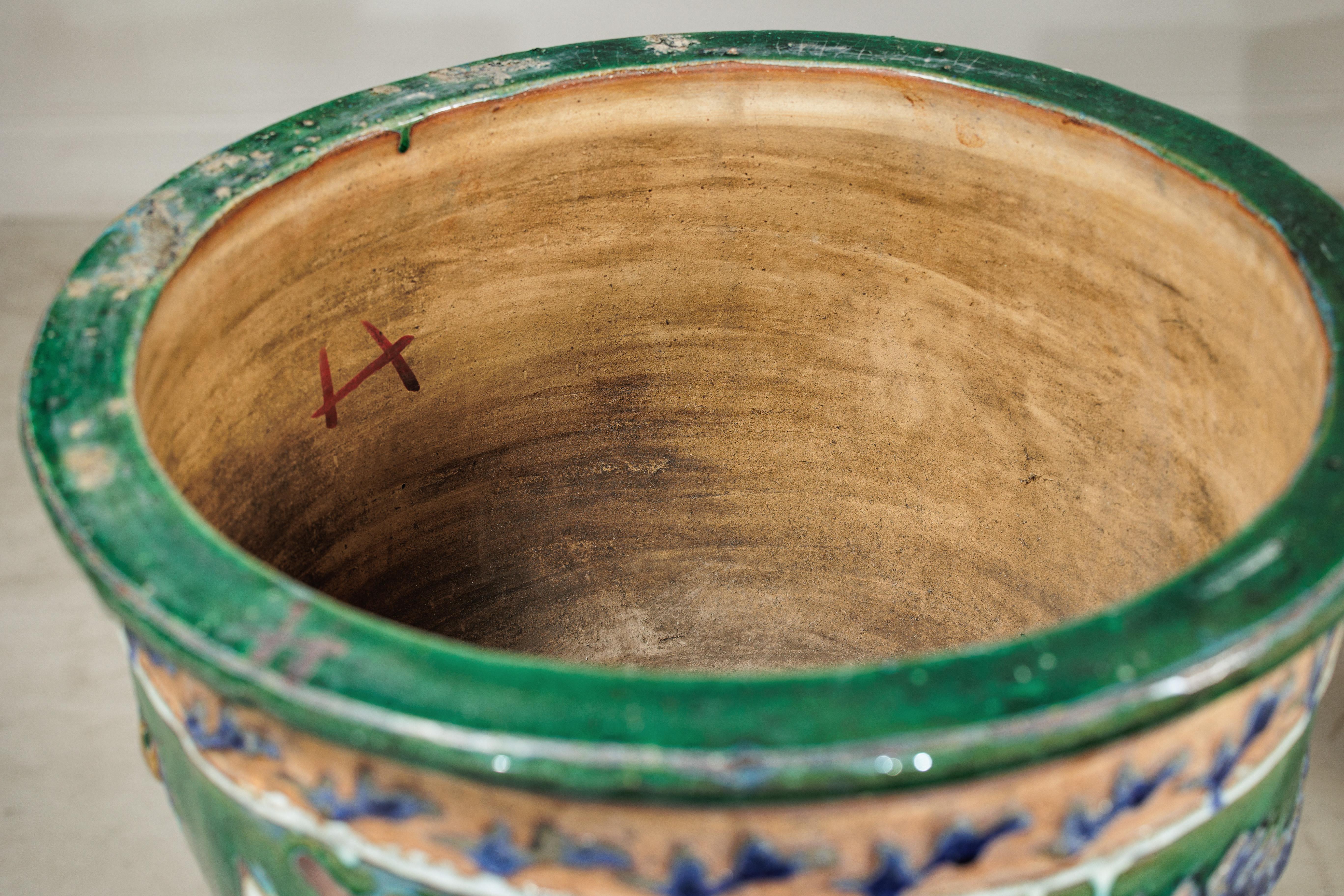 Ancienne jardinière vietnamienne en céramique émaillée avec motifs de dragons verts et bleus en vente 3