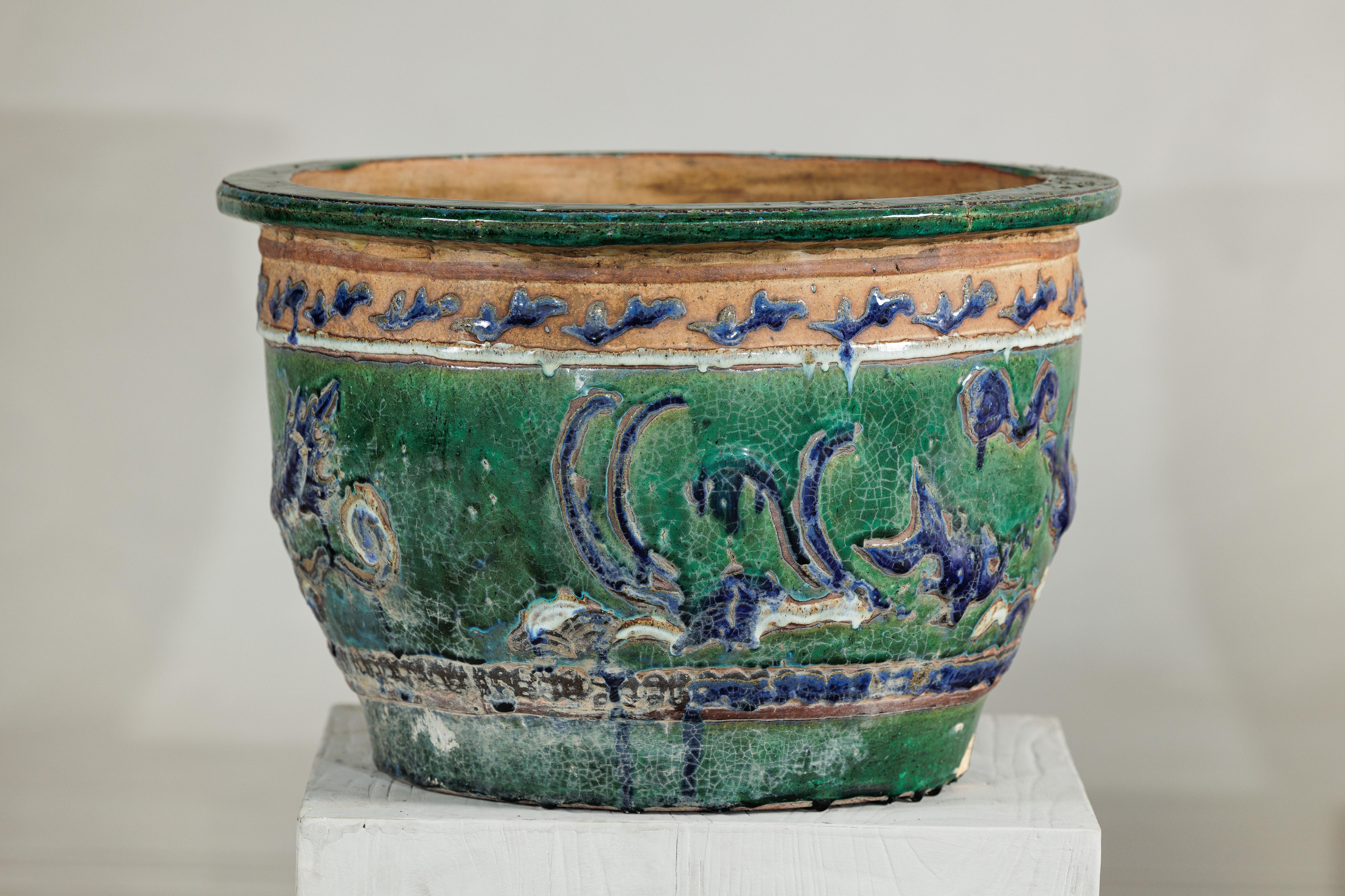 Vietnamien Ancienne jardinière vietnamienne en céramique émaillée avec motifs de dragons verts et bleus en vente