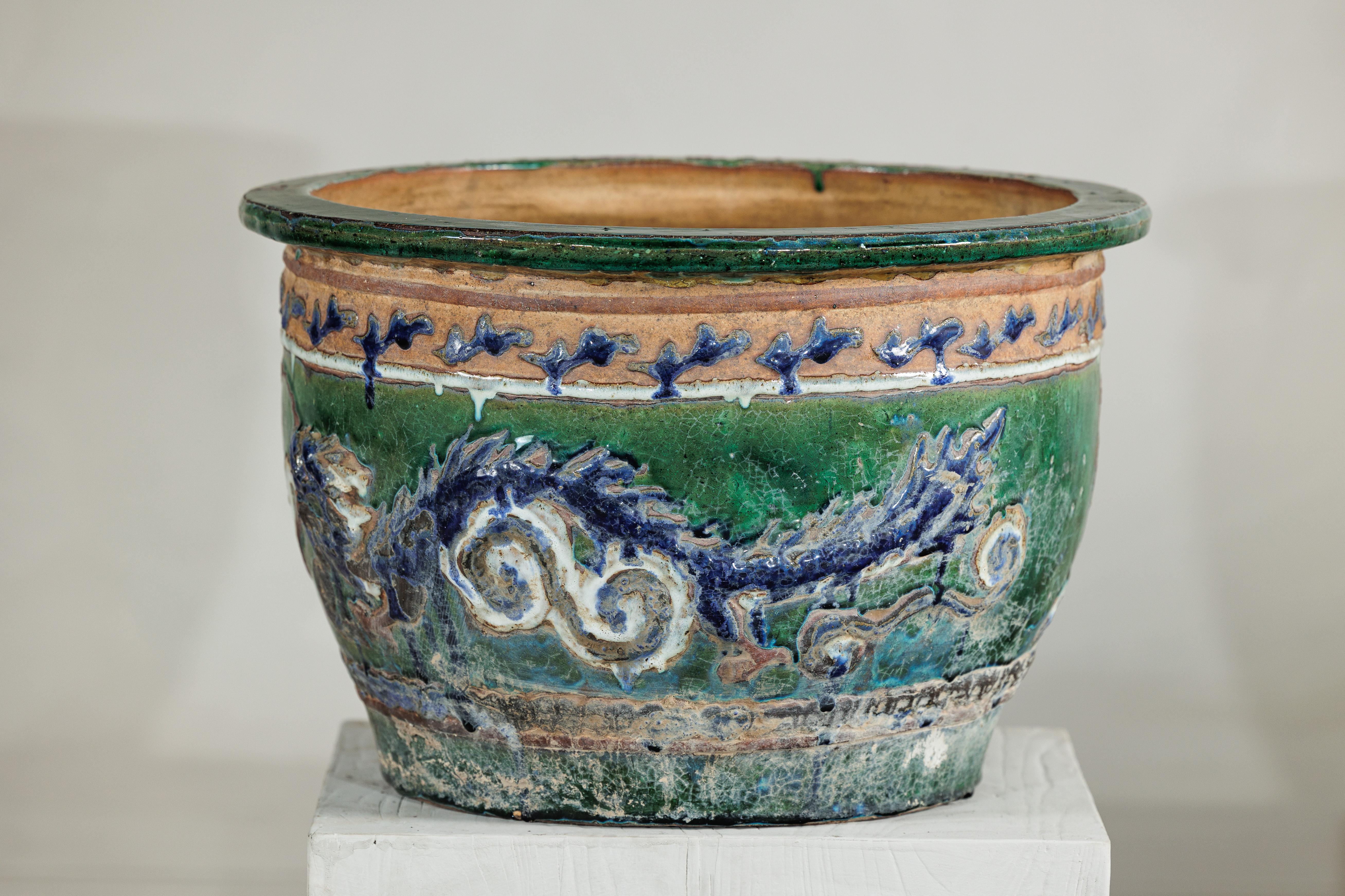 Vernissé Ancienne jardinière vietnamienne en céramique émaillée avec motifs de dragons verts et bleus en vente