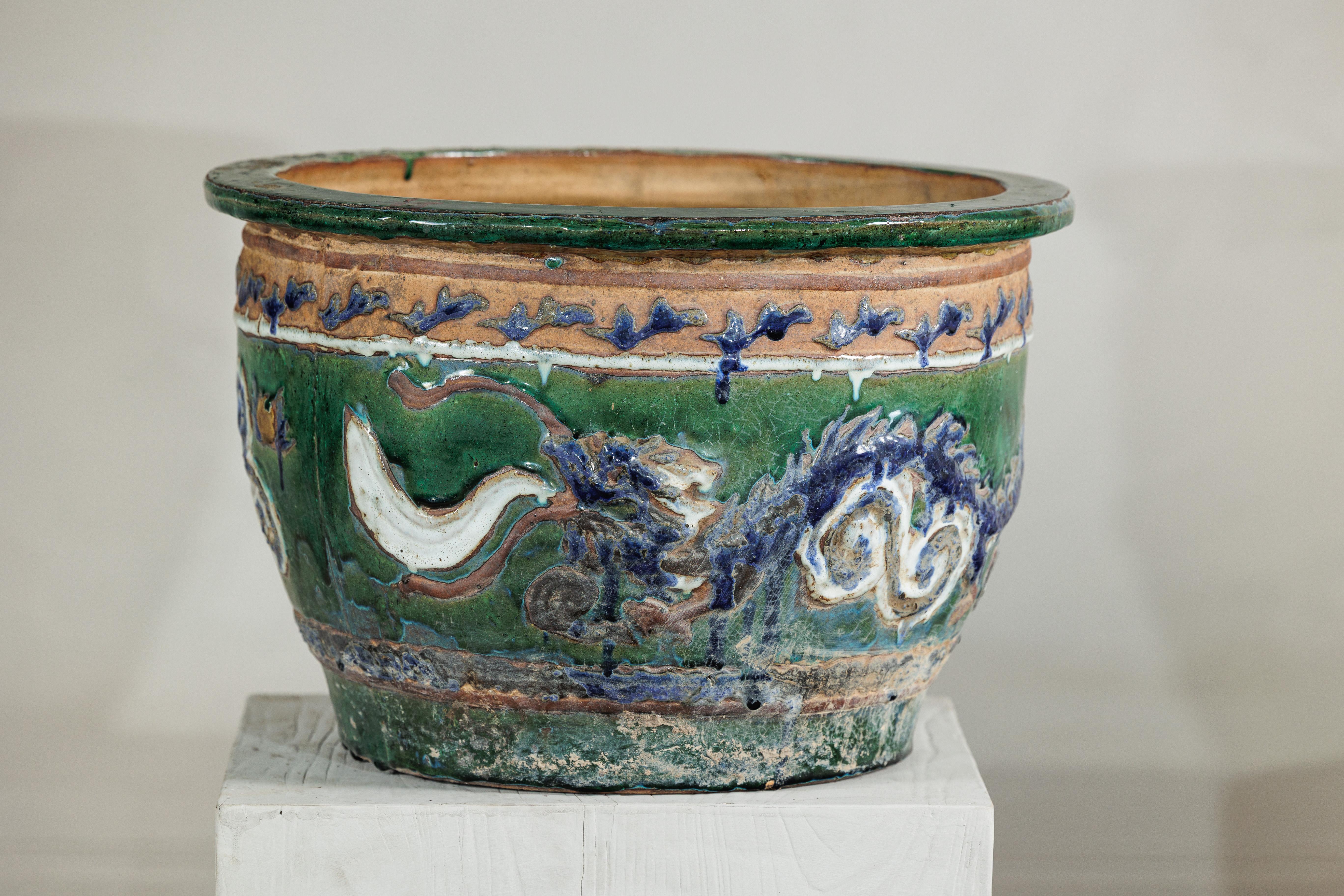 Ancienne jardinière vietnamienne en céramique émaillée avec motifs de dragons verts et bleus Bon état - En vente à Yonkers, NY