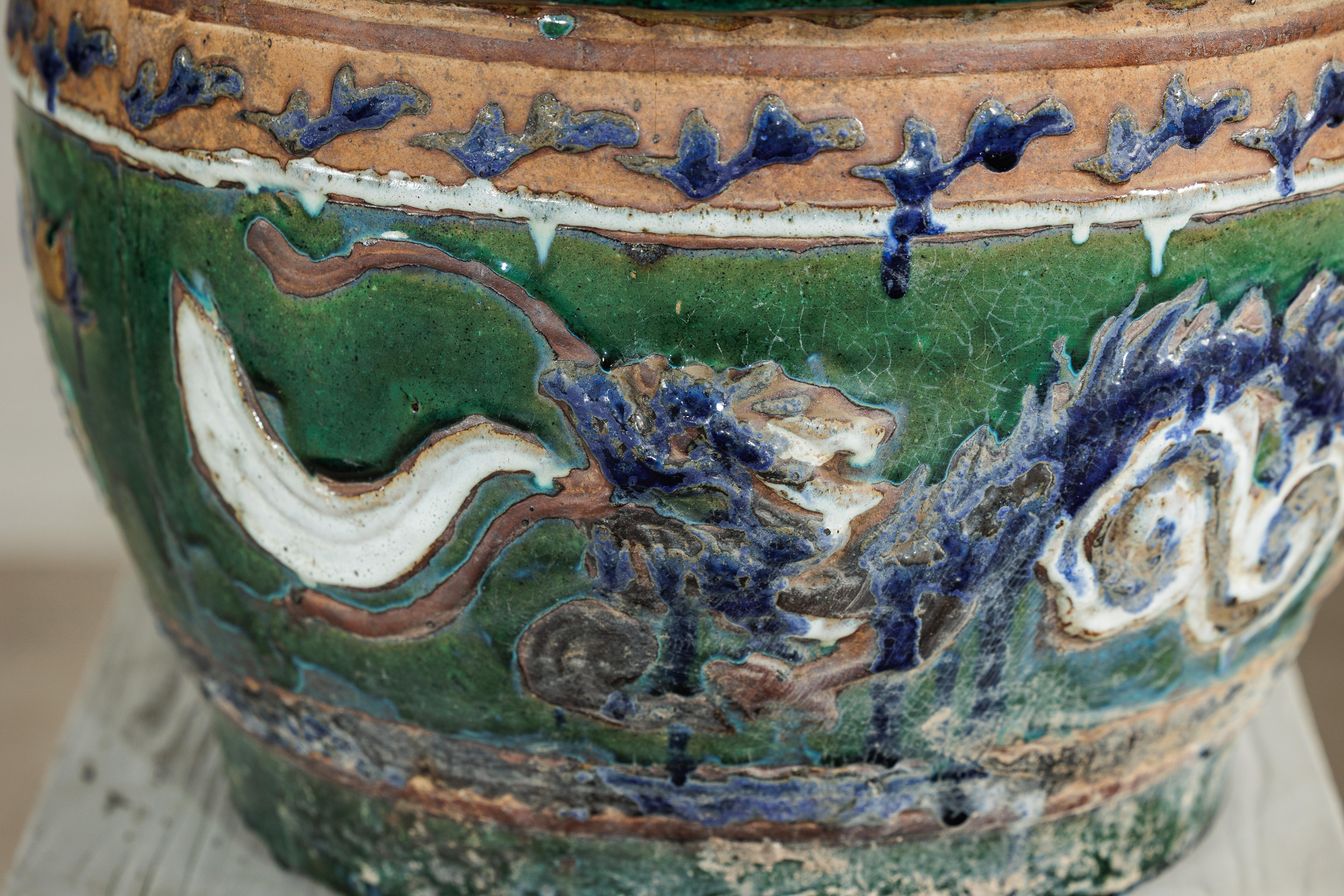 20ième siècle Ancienne jardinière vietnamienne en céramique émaillée avec motifs de dragons verts et bleus en vente