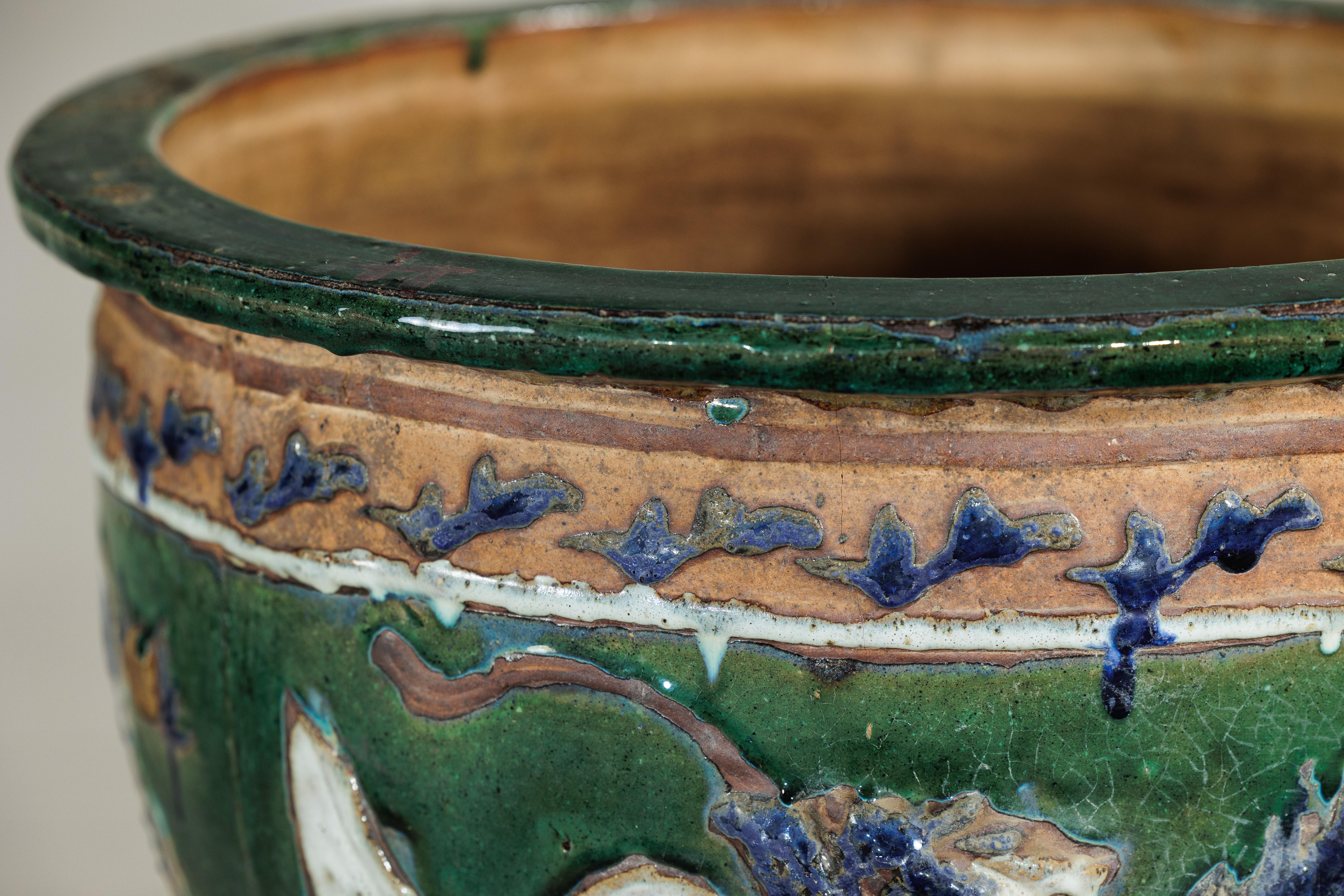 Céramique Ancienne jardinière vietnamienne en céramique émaillée avec motifs de dragons verts et bleus en vente