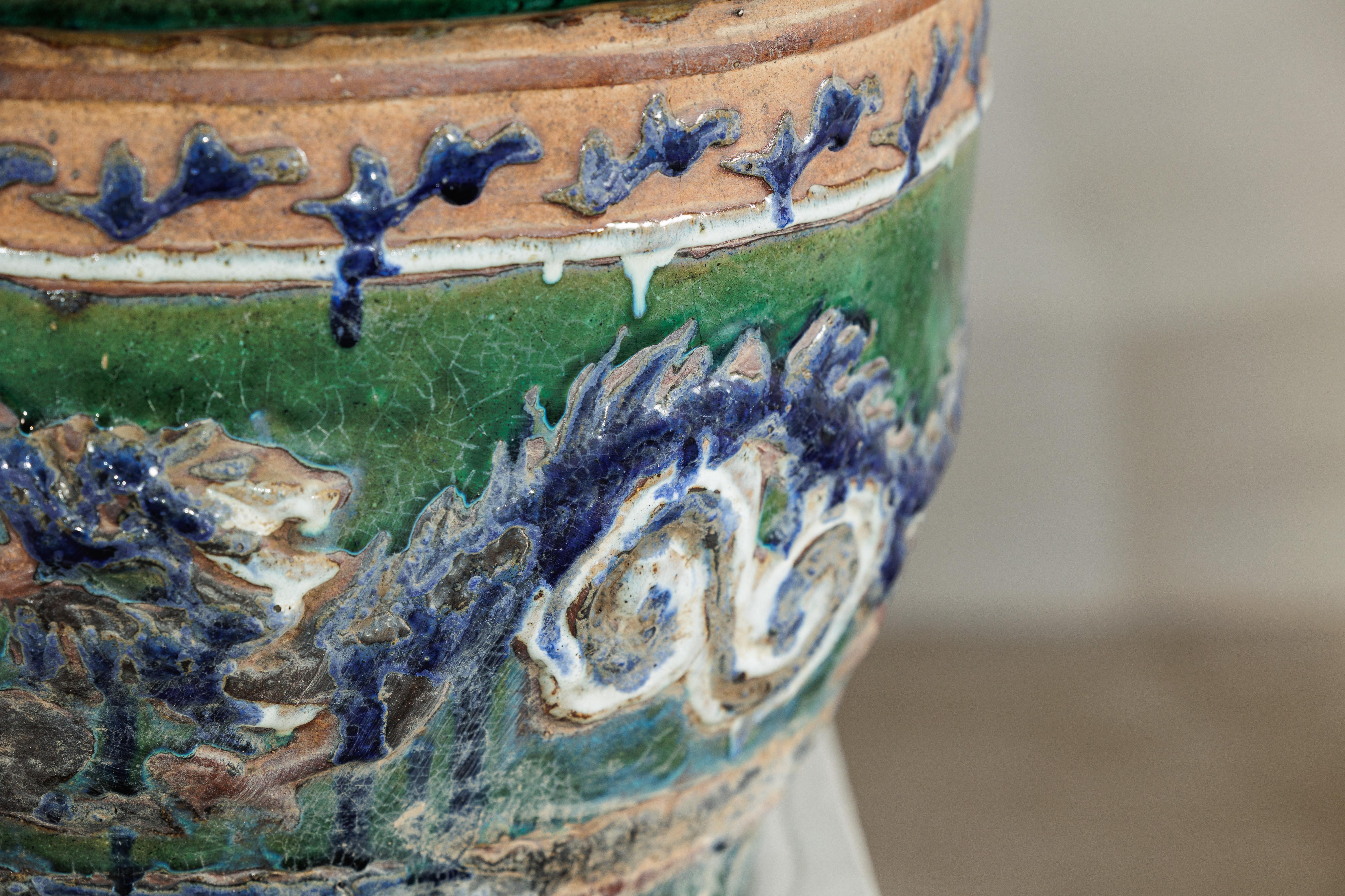 Ancienne jardinière vietnamienne en céramique émaillée avec motifs de dragons verts et bleus en vente 1