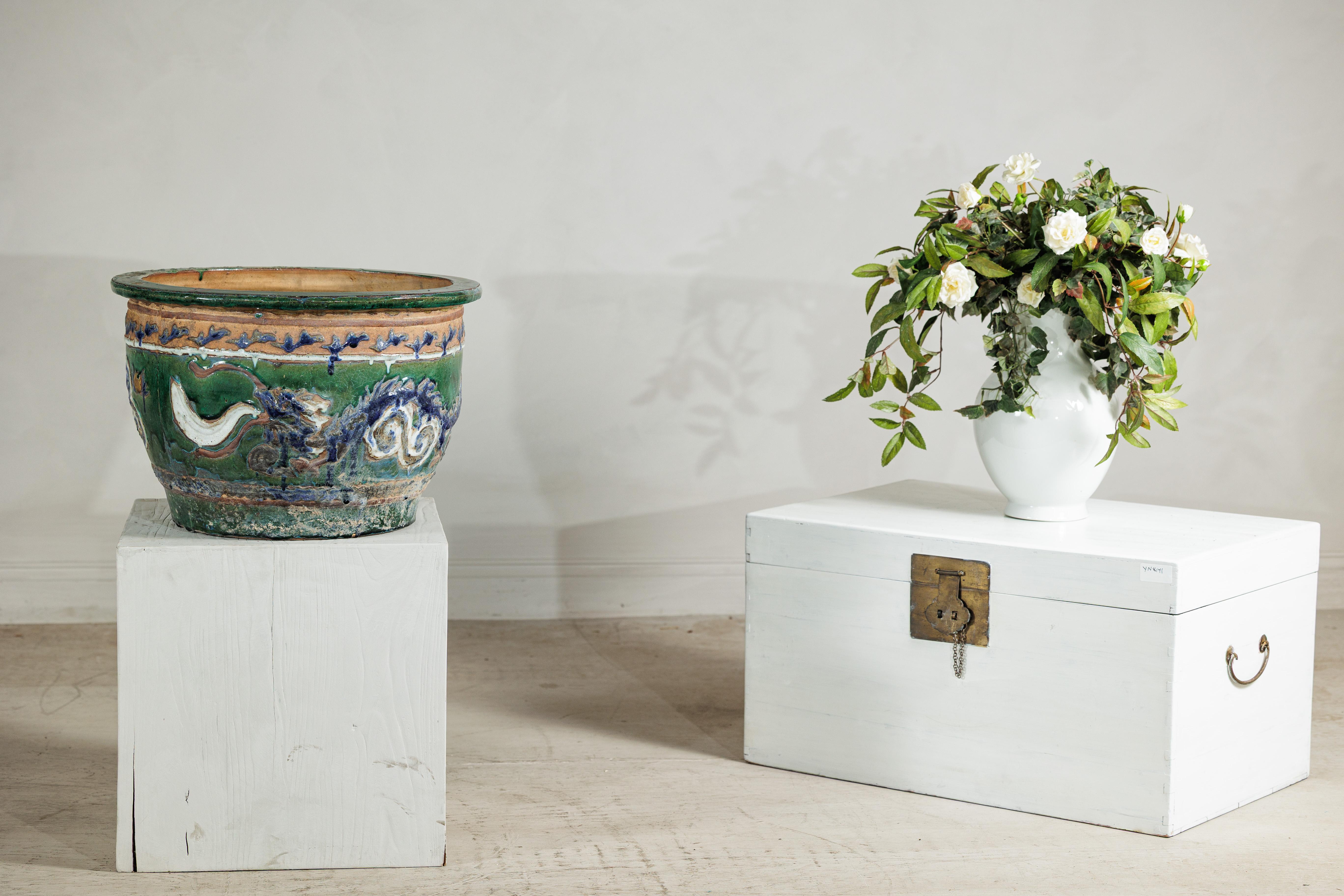 Ancienne jardinière vietnamienne en céramique émaillée avec motifs de dragons verts et bleus en vente 2