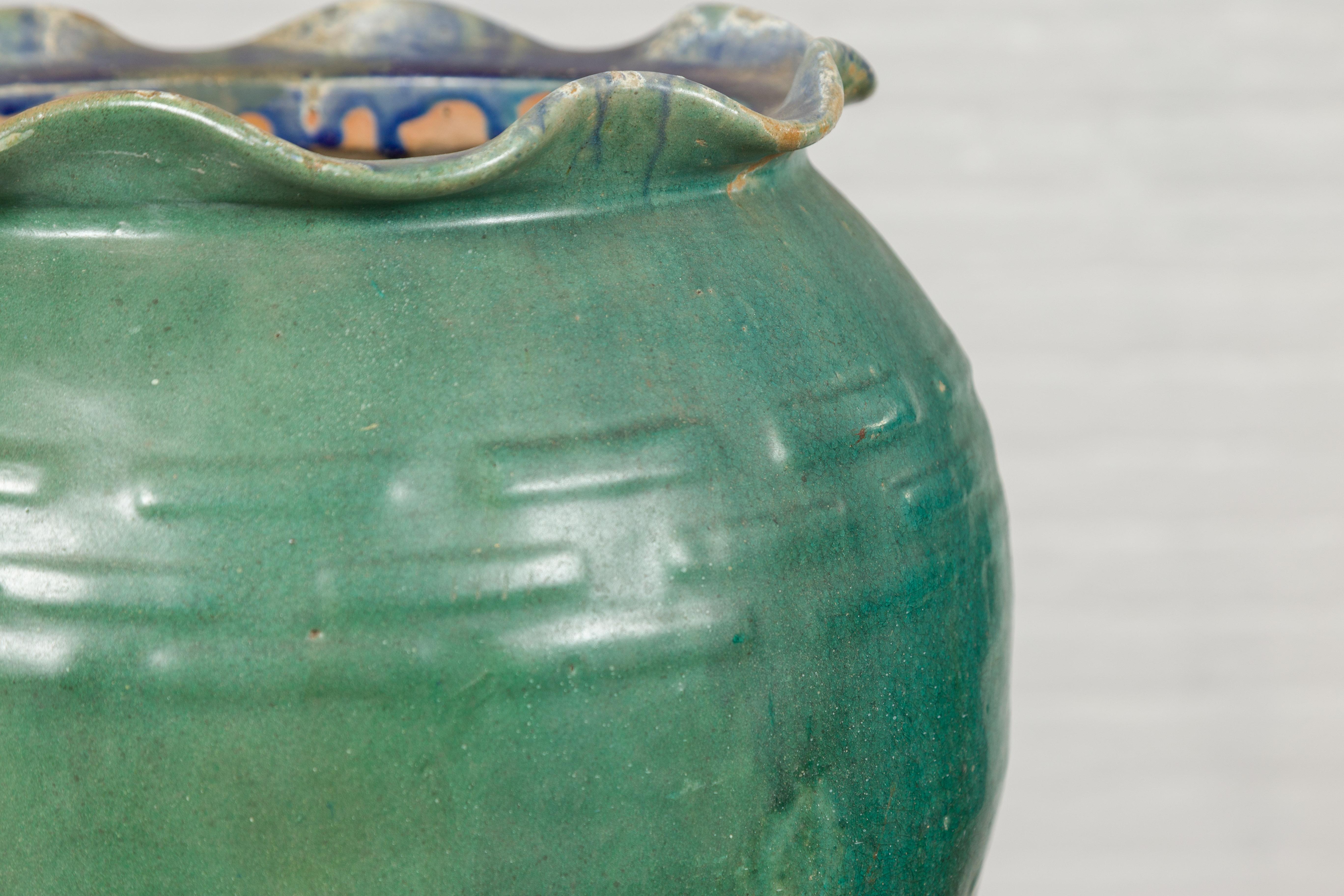 Céramique Ancien vase vietnamien ou chinois à glaçure verte avec lèvre festonnée en vente