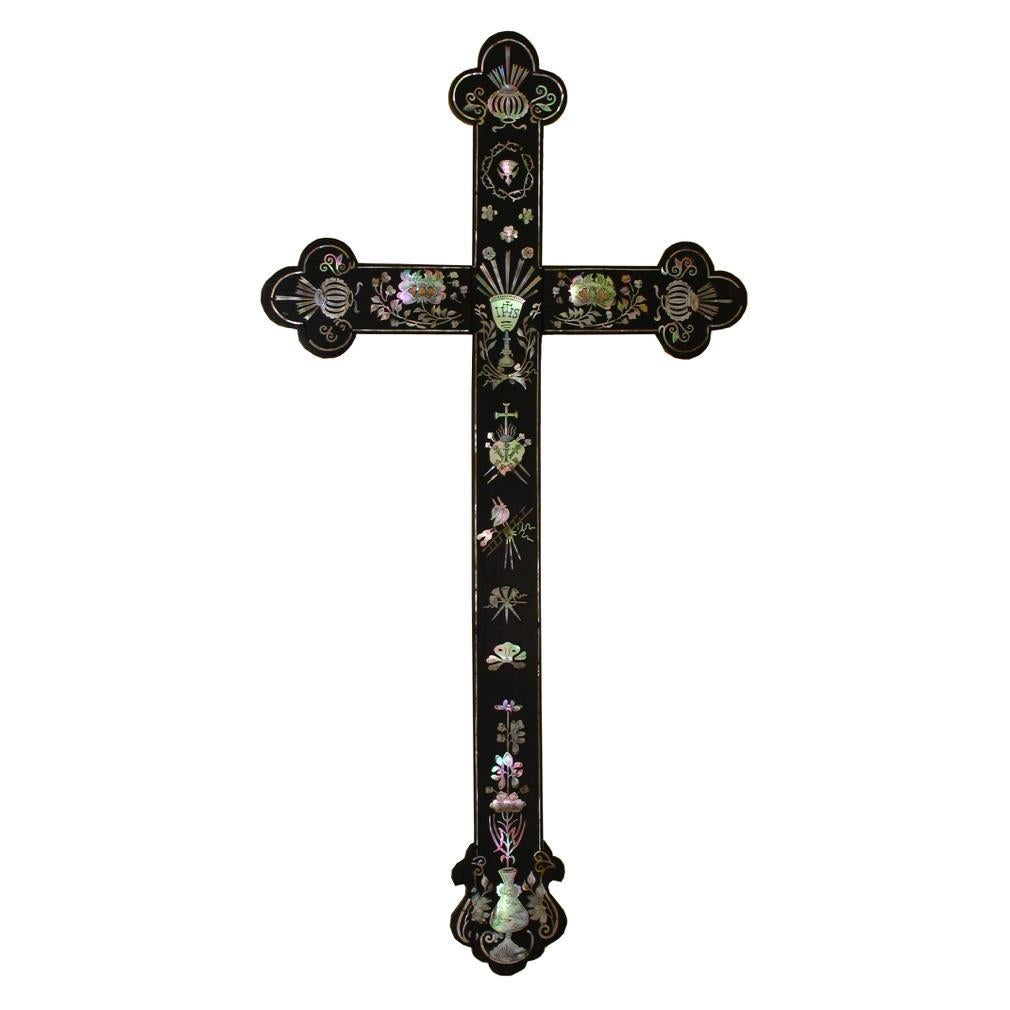 Antikes vietnamesisches oder südchinesisches katholisches lateinamerikanisches Kreuz (Intarsie) im Angebot