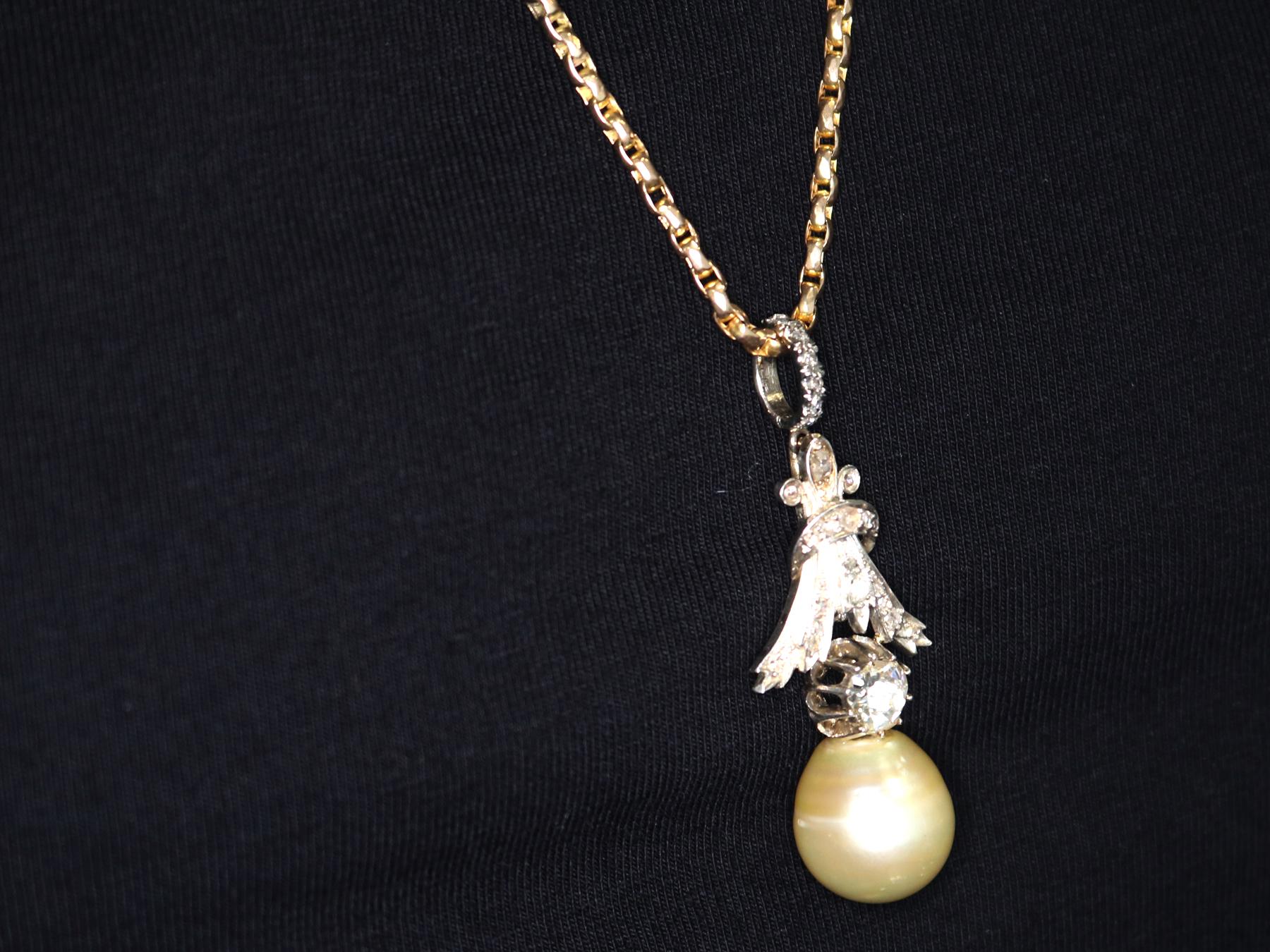 1.23 Carat Diamond and South Sea Pearl Yellow Gold Pendant For Sale 3