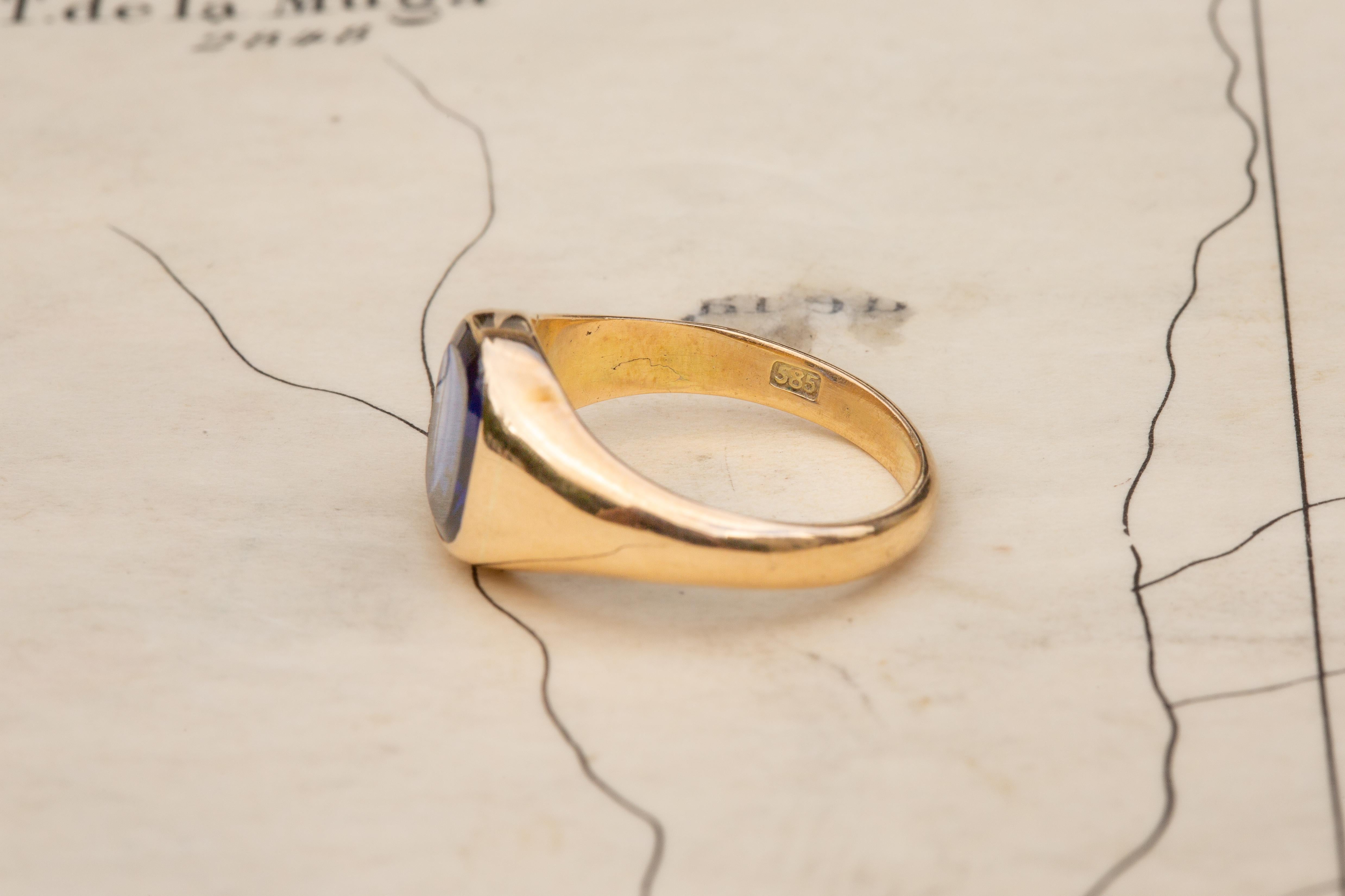 Antique Vintage 14k Gold Sapphire Solitaire Signet Ring, Midcentury, 1940s In Excellent Condition In London, GB