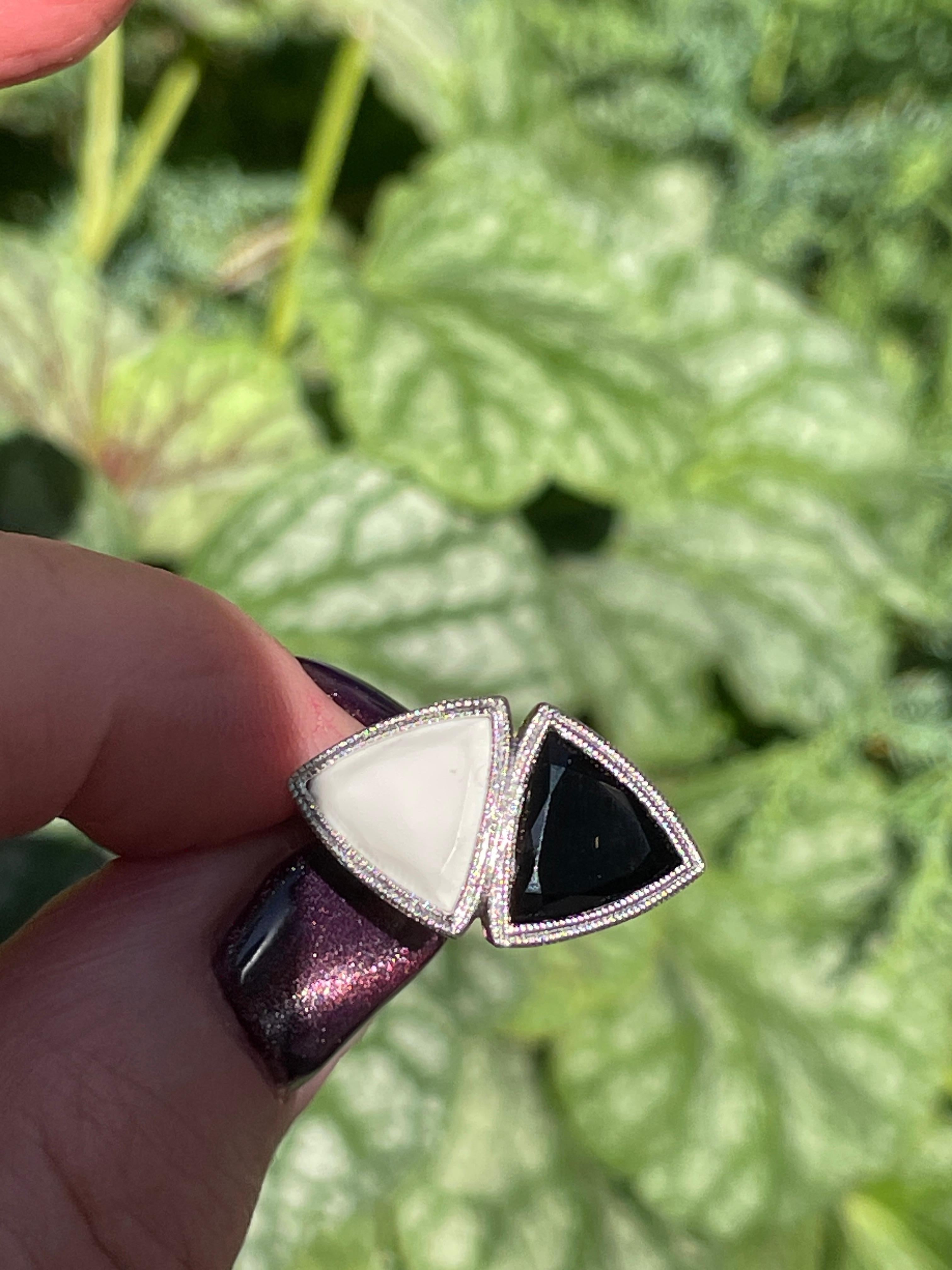 ANTIQUE VINTAGE ART DECO BLACK and WHITE ONYX RING in PLATINUM For Sale 6