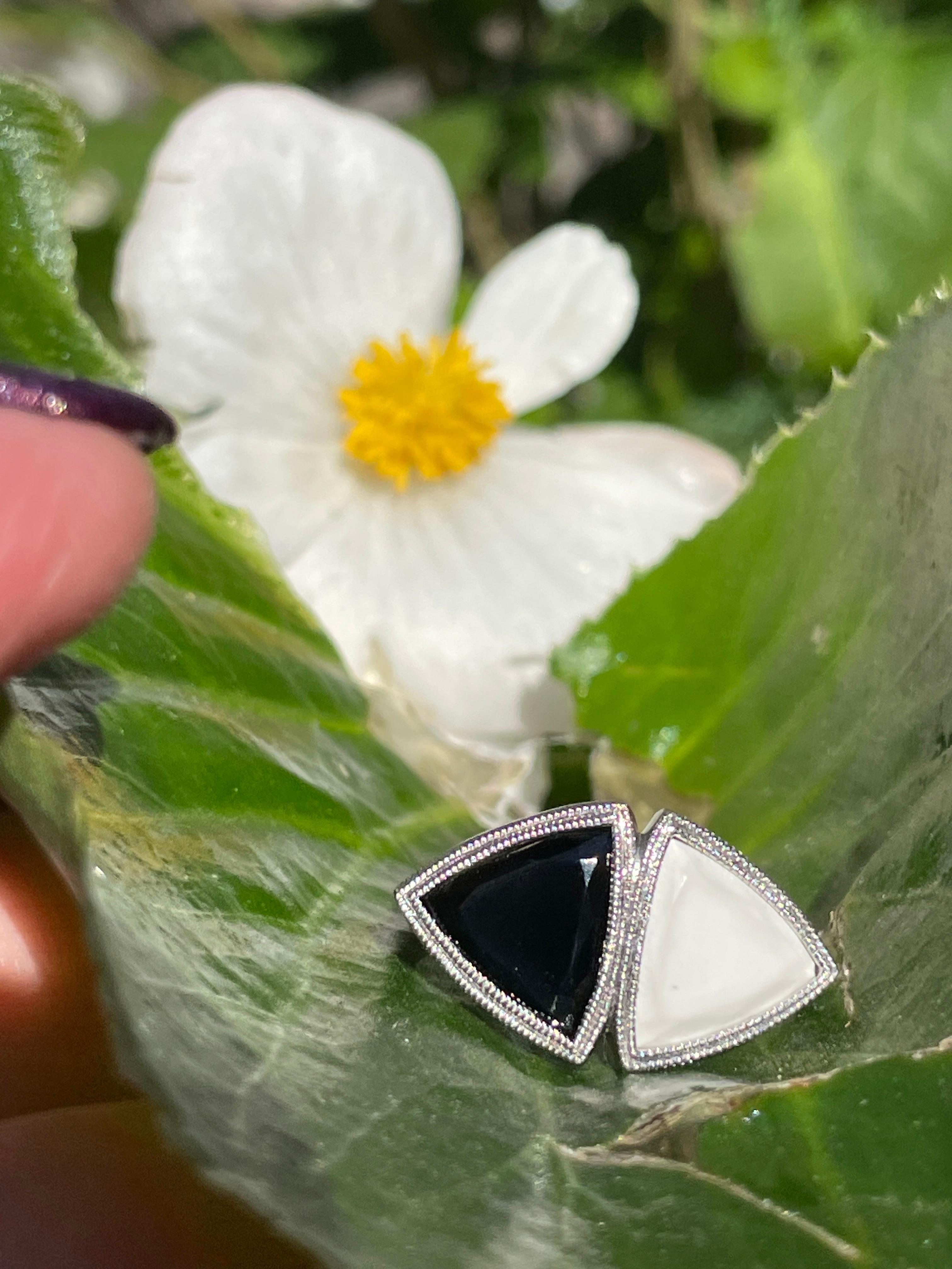 ANTIQUE VINTAGE ART DECO BLACK and WHITE ONYX RING in PLATINUM For Sale 8