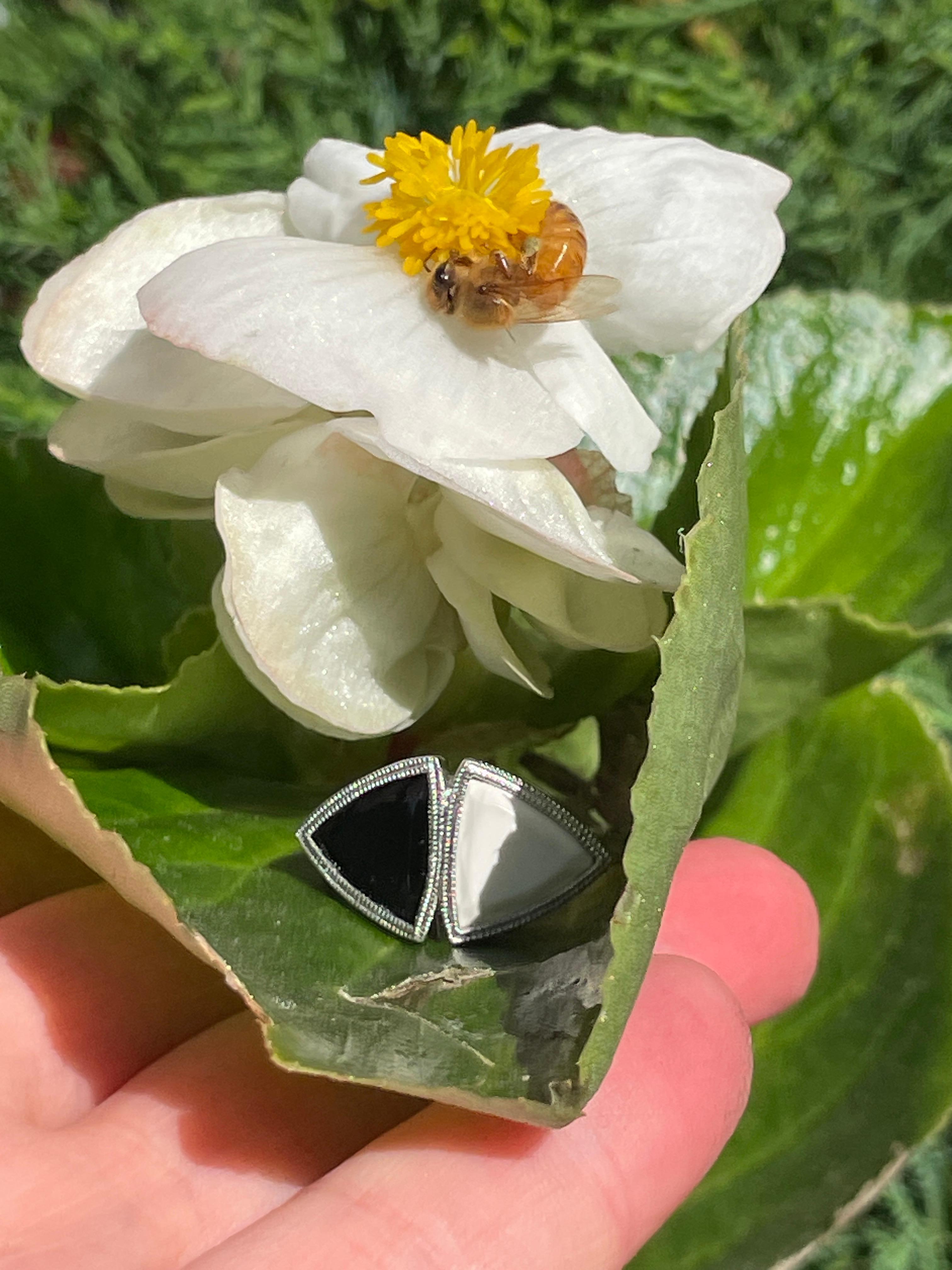 ANTIQUE VINTAGE ART DECO BLACK and WHITE ONYX RING in PLATINUM For Sale 9