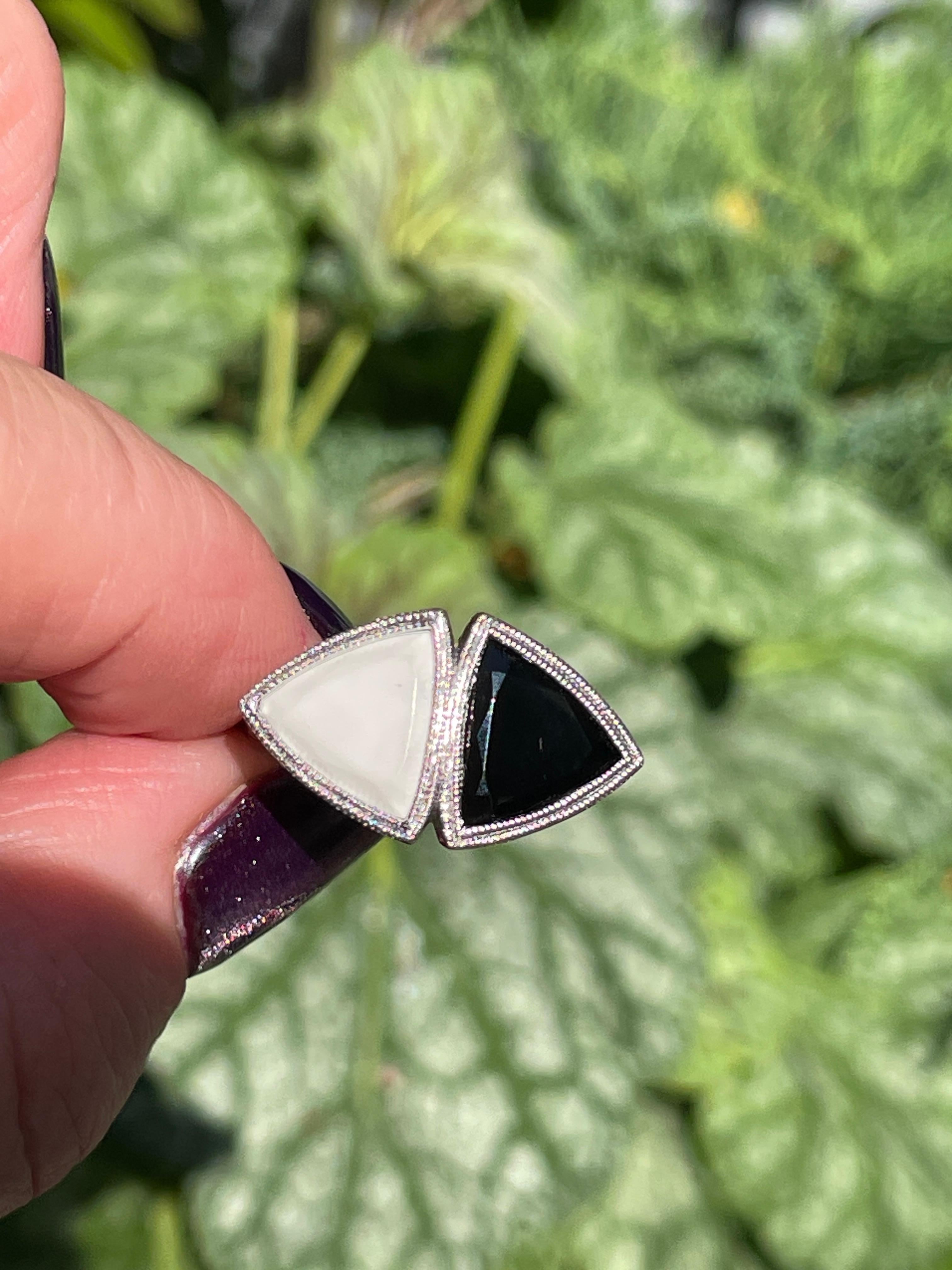 ANTIQUE VINTAGE ART DECO BLACK and WHITE ONYX RING in PLATINUM For Sale 12