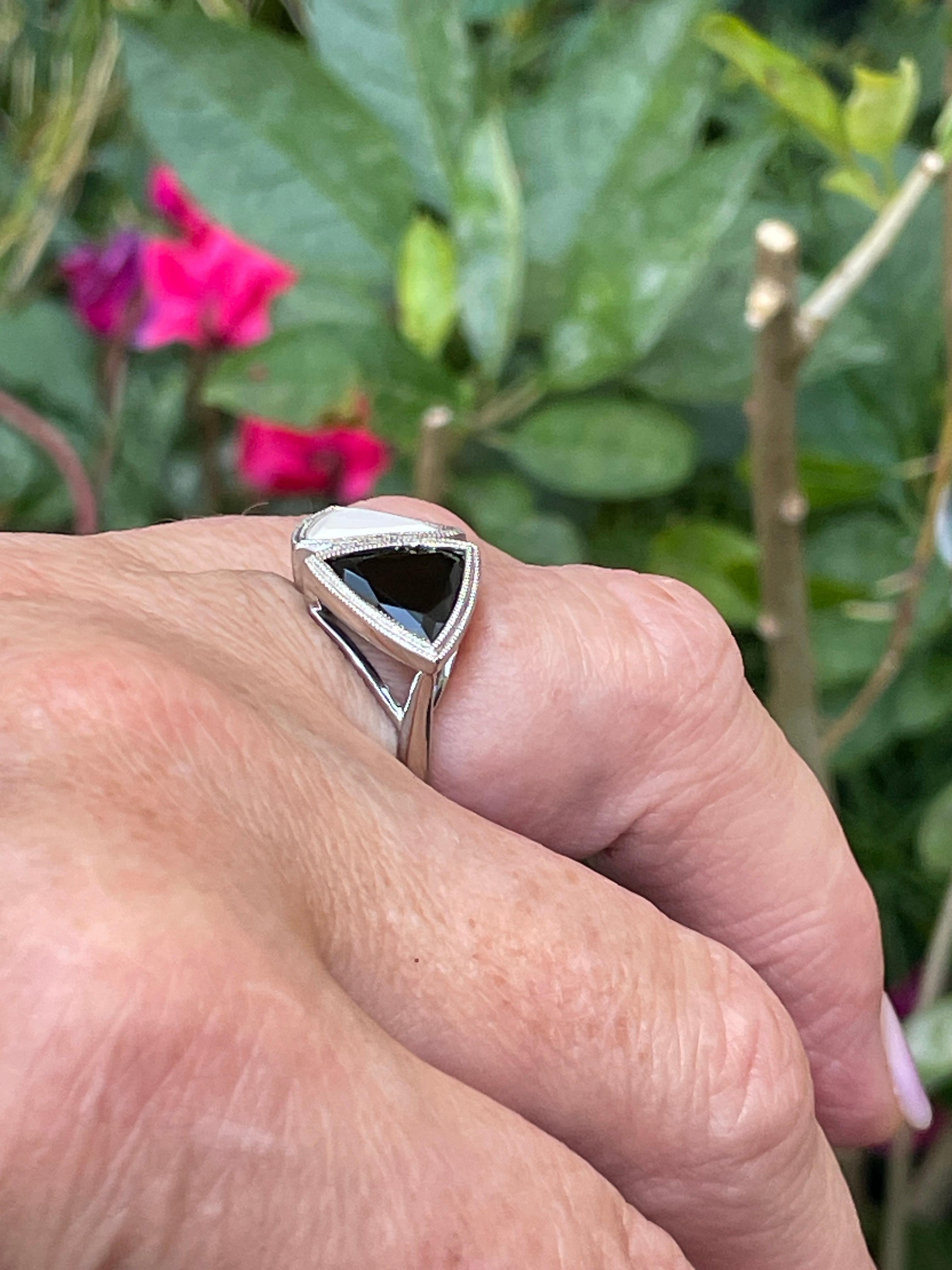 ANTIQUE VINTAGE ART DECO BLACK and WHITE ONYX RING in PLATINUM For Sale 13