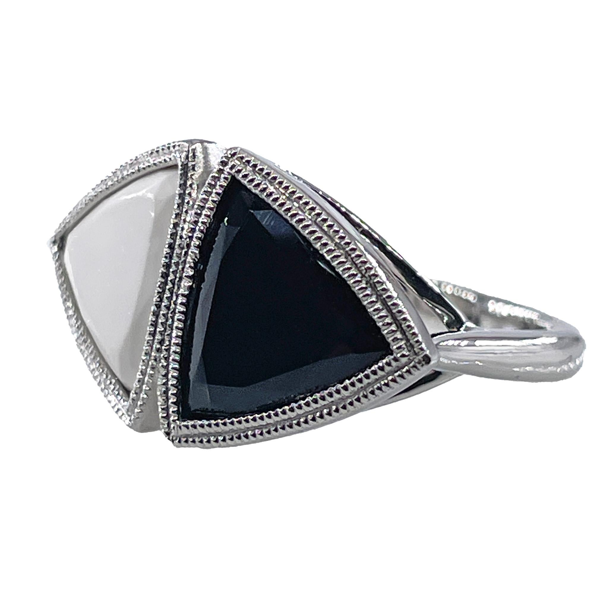 RARE GORGEOS ANTIQUE VINTAGE ART DECO BLACK and WHITE ONYX RING in PLATINUM
Onyx, mostly common in Black color,  has been an object used for jewelry for centuries! When you have two stones or two different colors in one piece of jewelry, presented