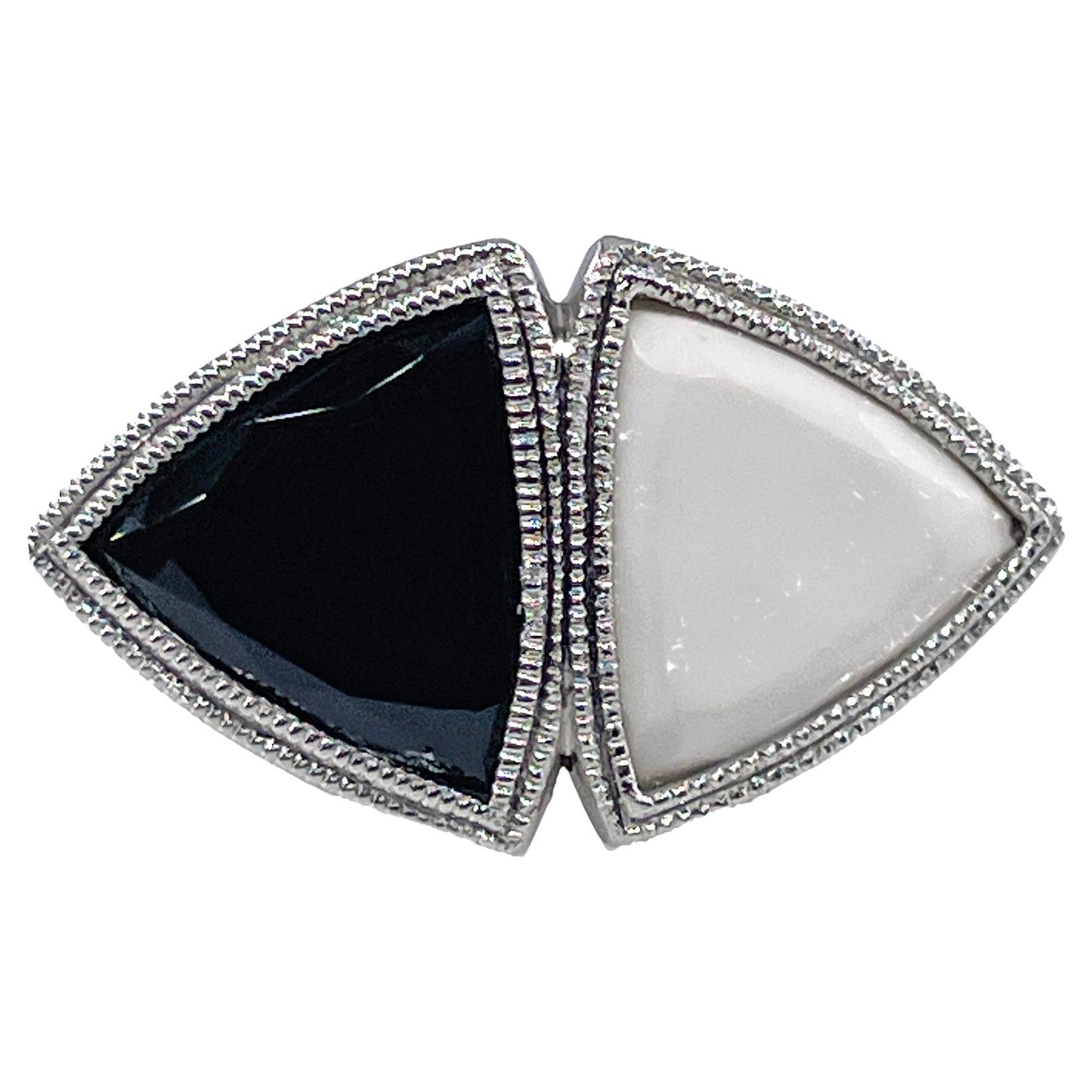 ANTIQUE VINTAGE ART DECO BLACK and WHITE ONYX RING in PLATINUM For Sale