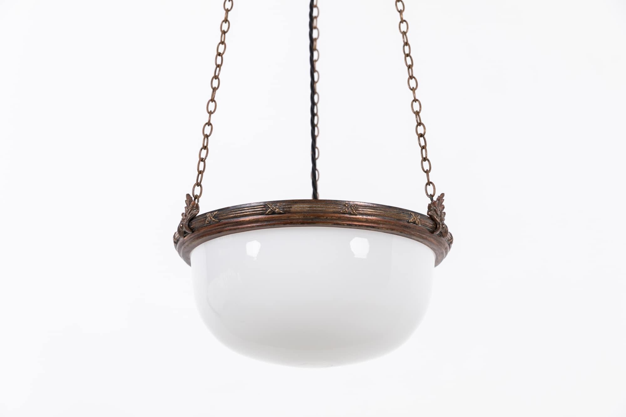 

Une lampe plafonnier à bol en opaline lumineuse incroyablement élégante, fabriquée en Angleterre. C.C.1930.

Bol opale blanc brillant soutenu par un anneau décoratif en laiton d'origine, une chaîne et un support de fixation au plafond. Les chaînes