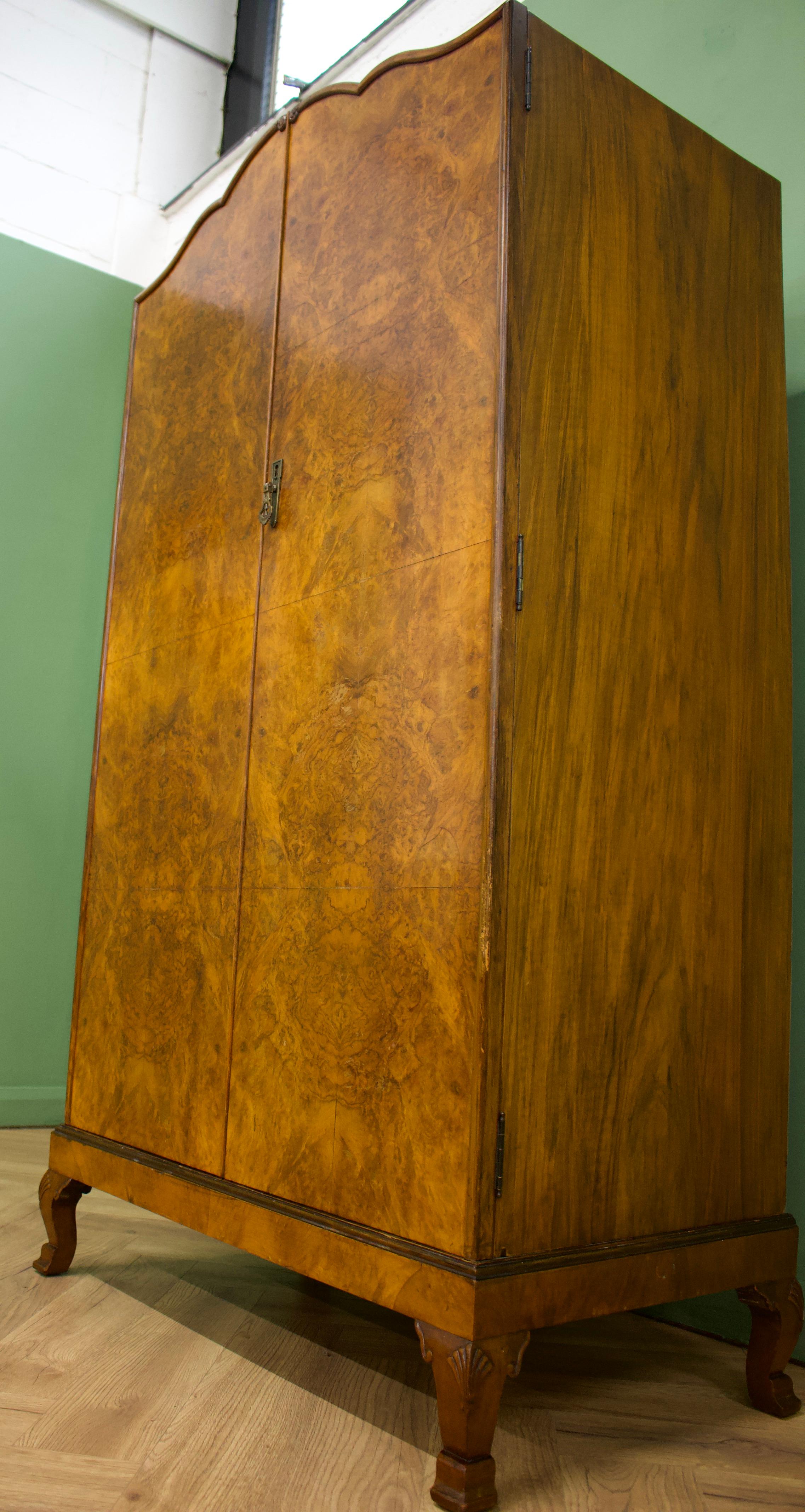 Ancienne armoire compacte en ronce de noyer Art of Vintage, années 1930 Bon état à South Shields, GB