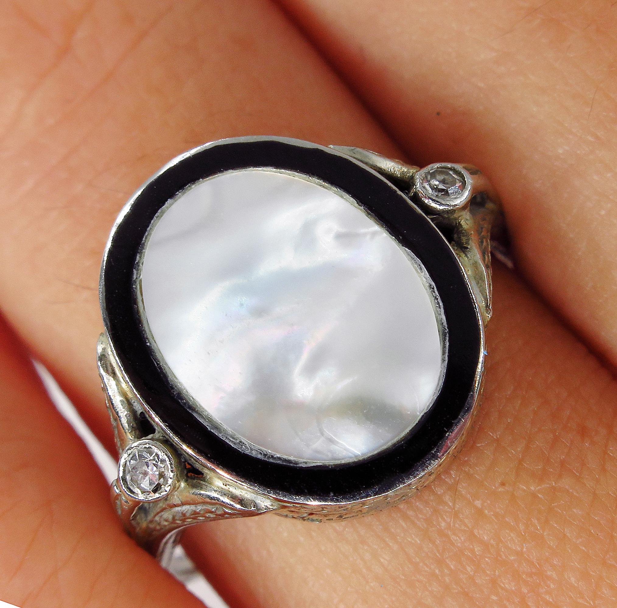 Antique Vintage Art Deco Mother of Pearl and Diamond Platinum Ring In Good Condition In New York, NY