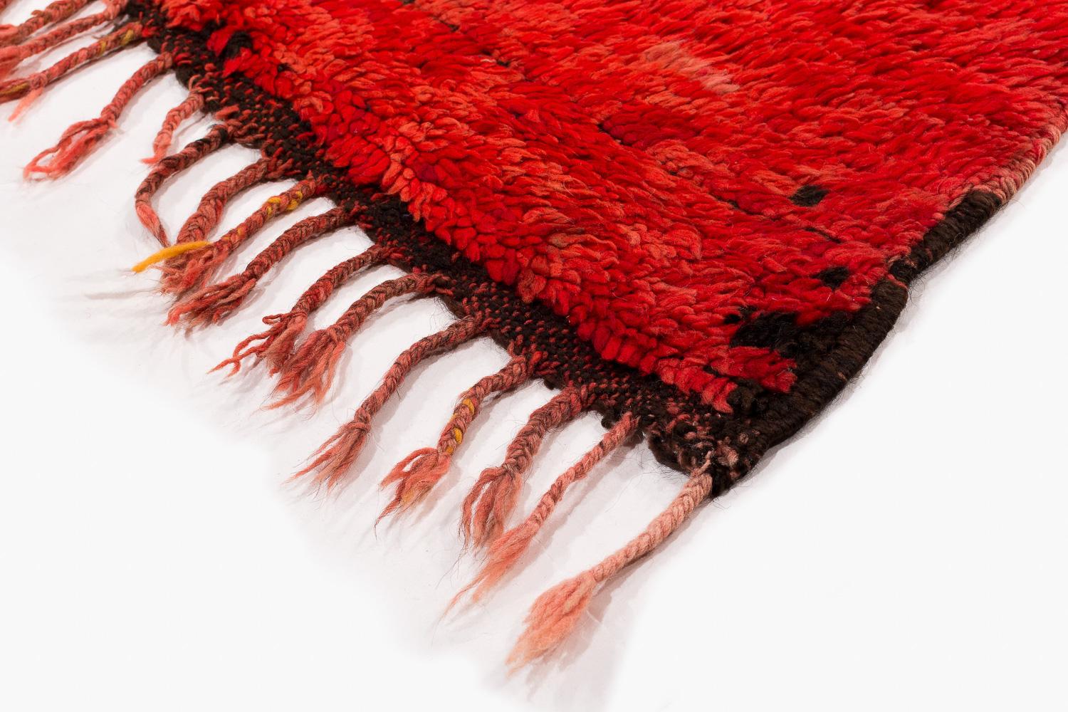 Alfombra marroquí antigua de lana con flecos Vintage Auténtico Rojo siglo XX en venta