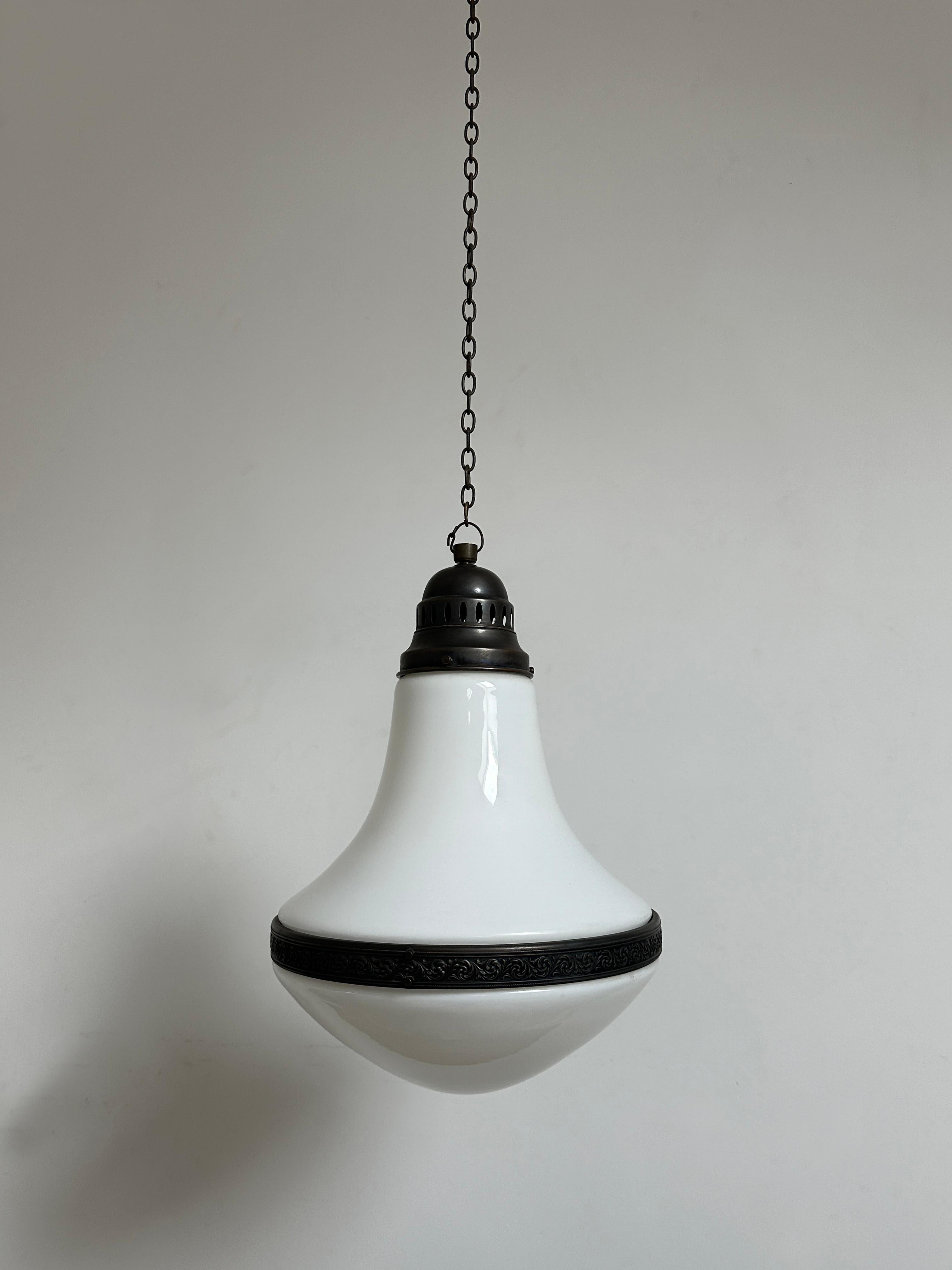Lámpara colgante de techo antigua vintage Bauhaus de cristal de leche opalino Luzette. Lámpara en Bueno estado para la venta en Sale, GB