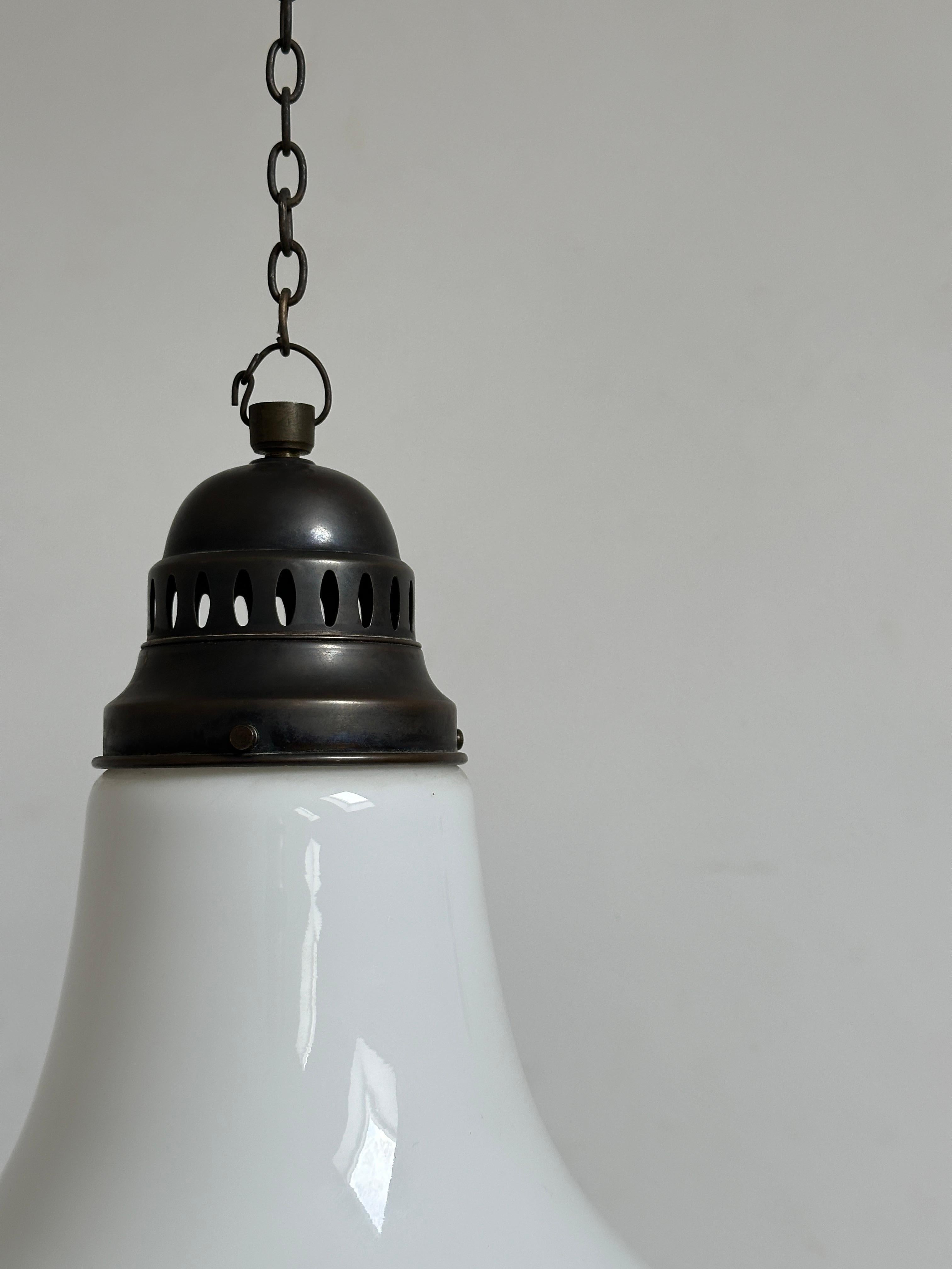 Lámpara colgante de techo antigua vintage Bauhaus de cristal de leche opalino Luzette. Lámpara siglo XX en venta
